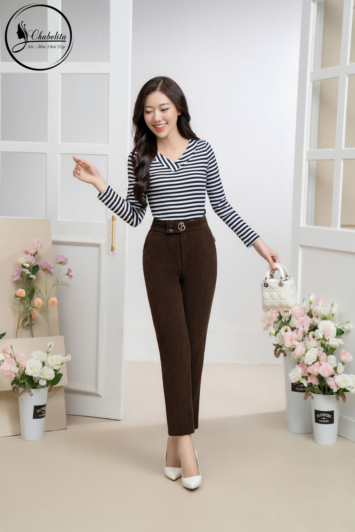 Áo phông cổ tim dài tay kẻ đen