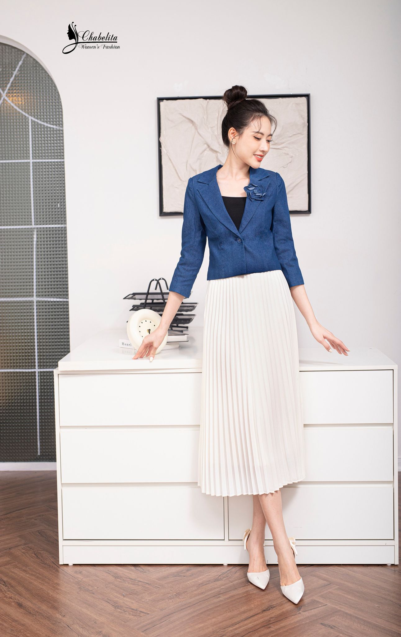 Áo vest jean đính hoa ngực màu xanh nhạt