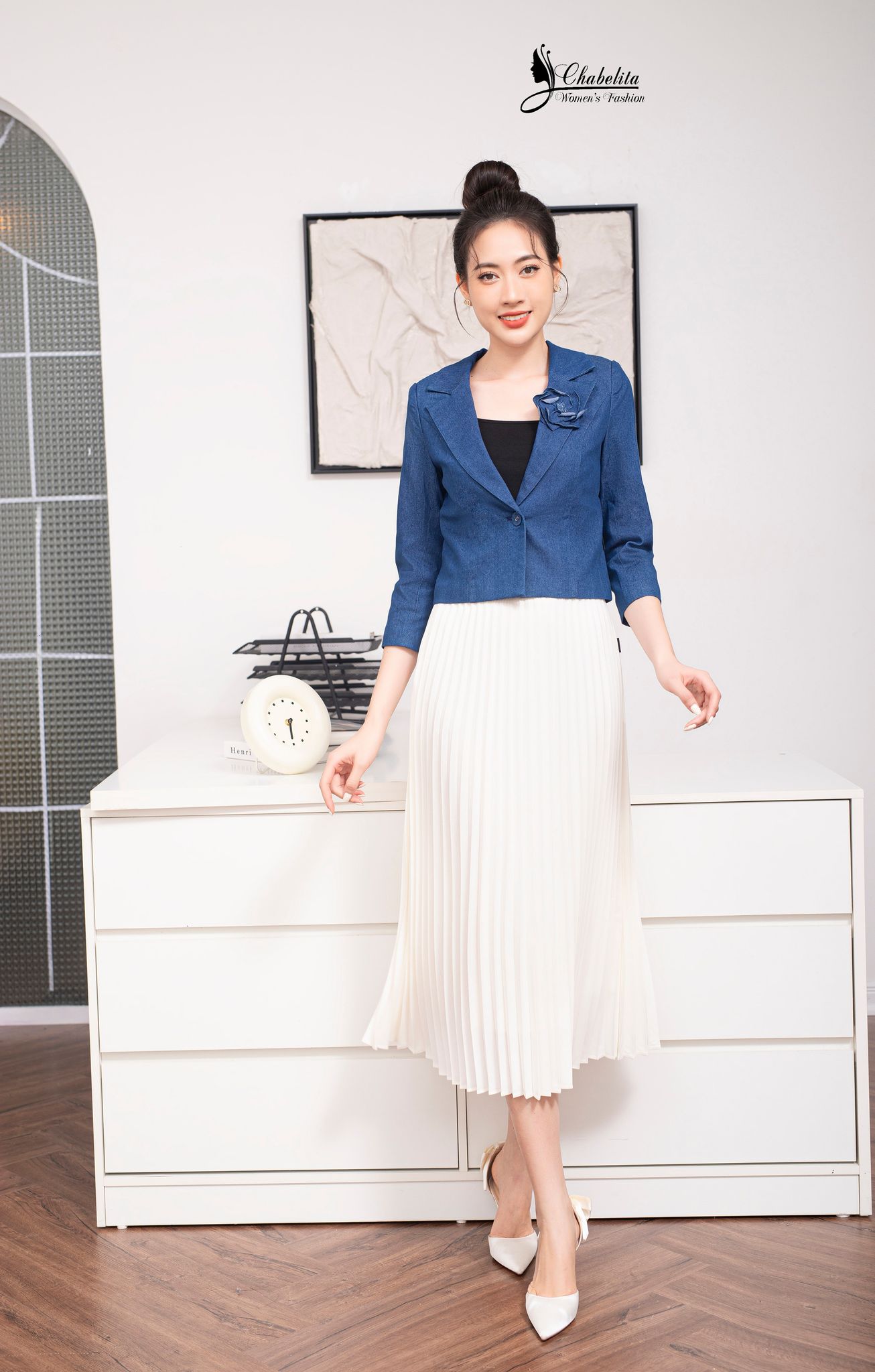 Áo vest jean đính hoa ngực màu xanh nhạt
