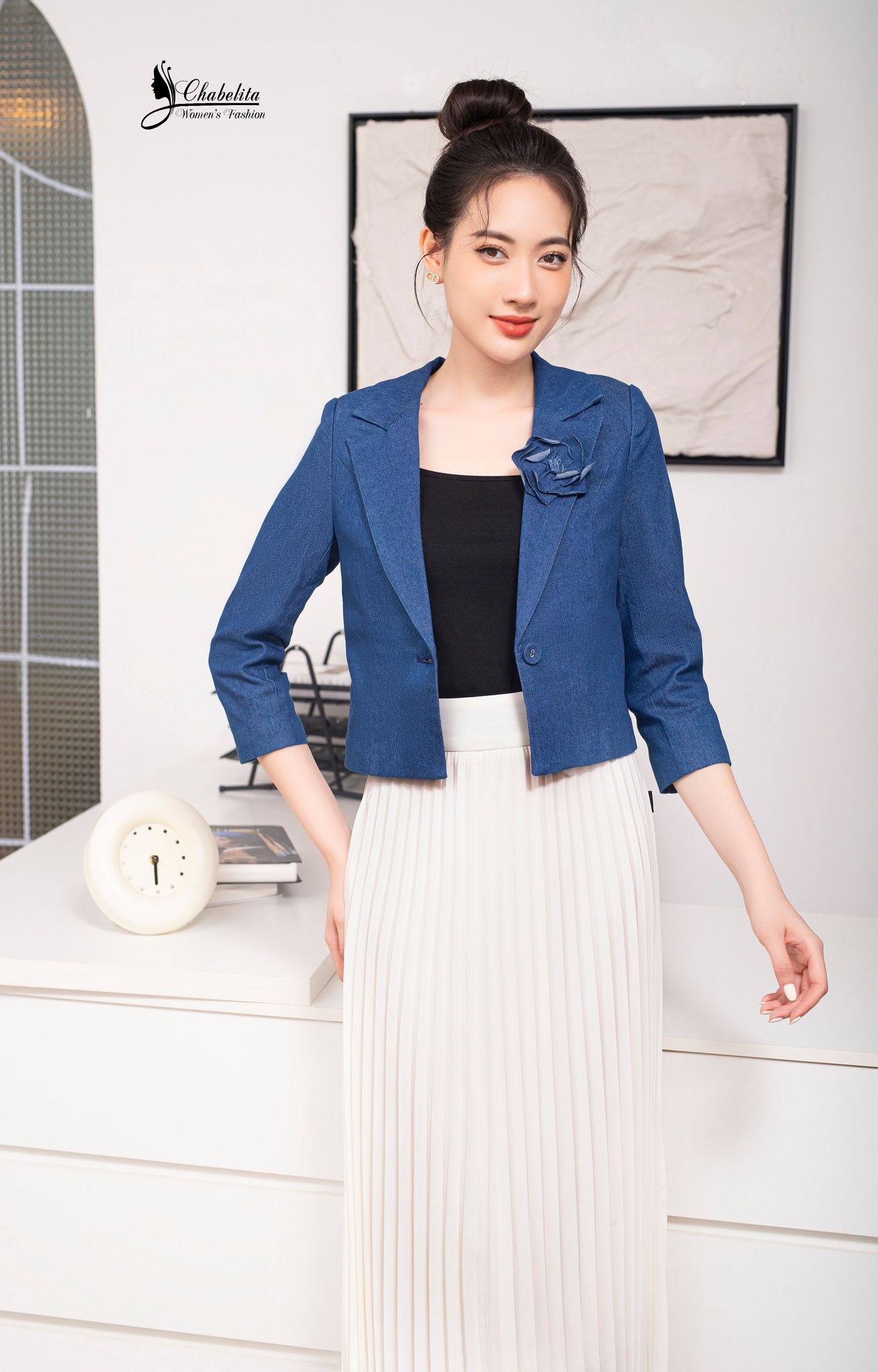 Áo vest jean đính hoa ngực màu xanh nhạt