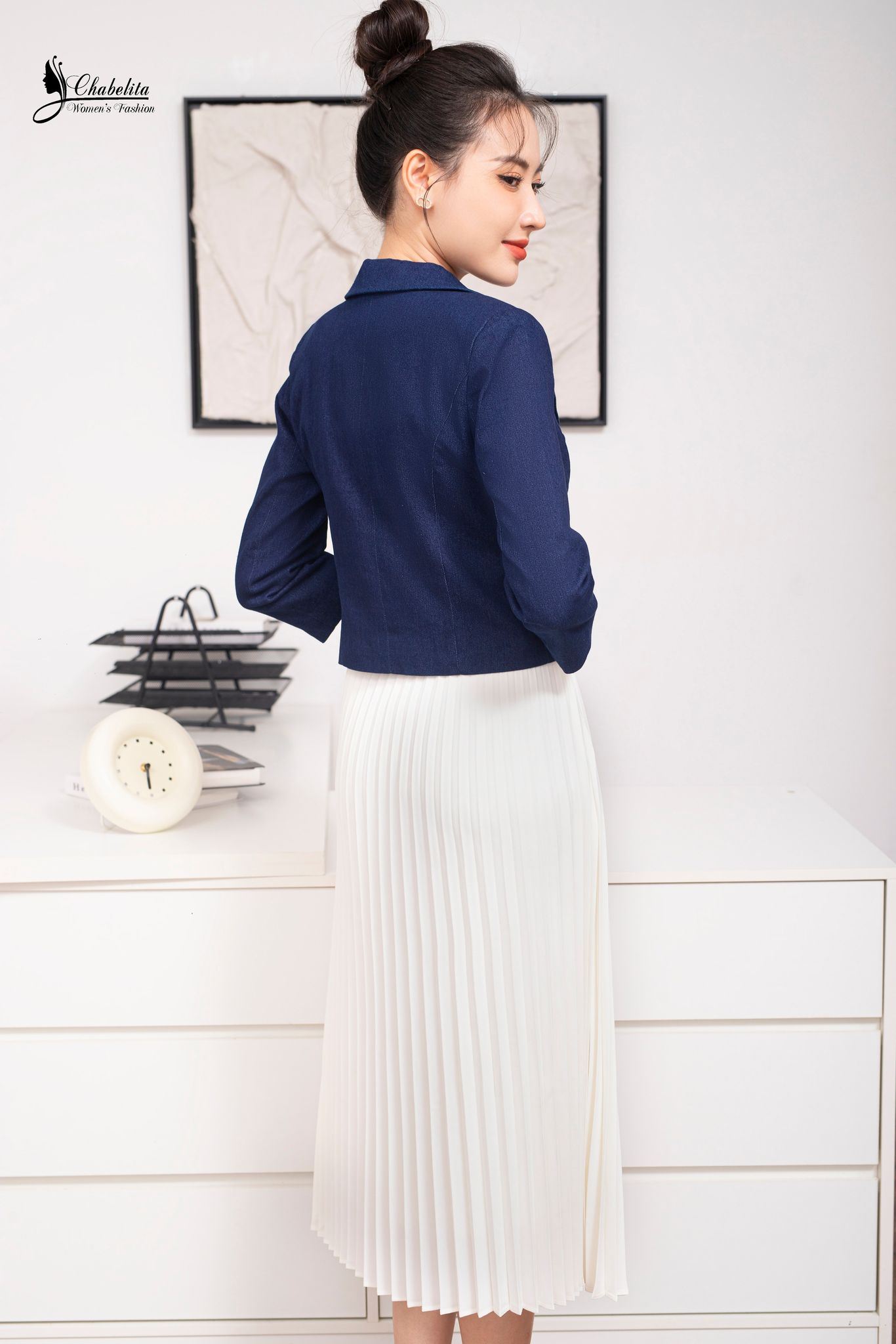 Áo vest jean đính hoa ngực màu xanh đậm