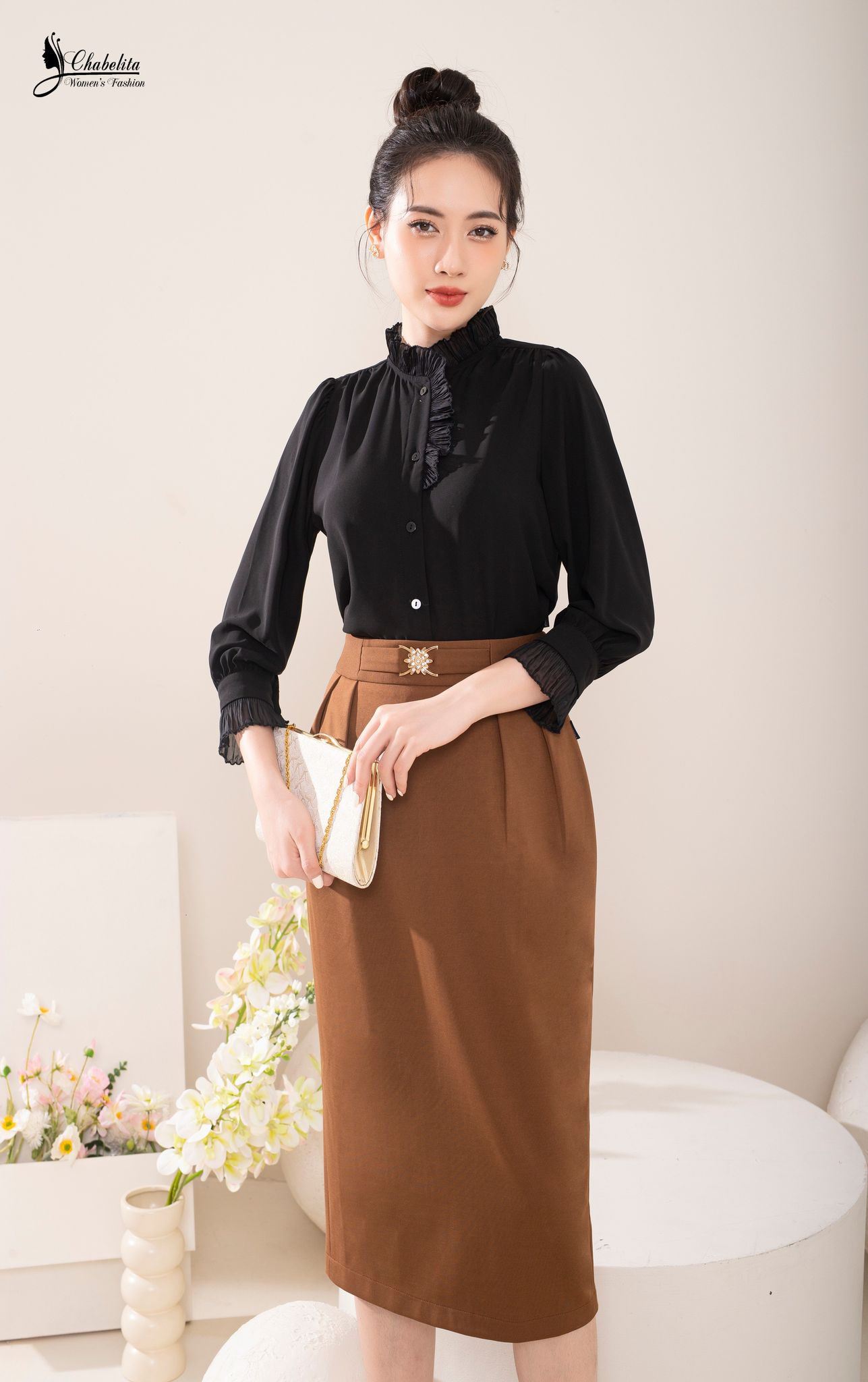 Áo sơ mi phối ren cổ tay màu đen