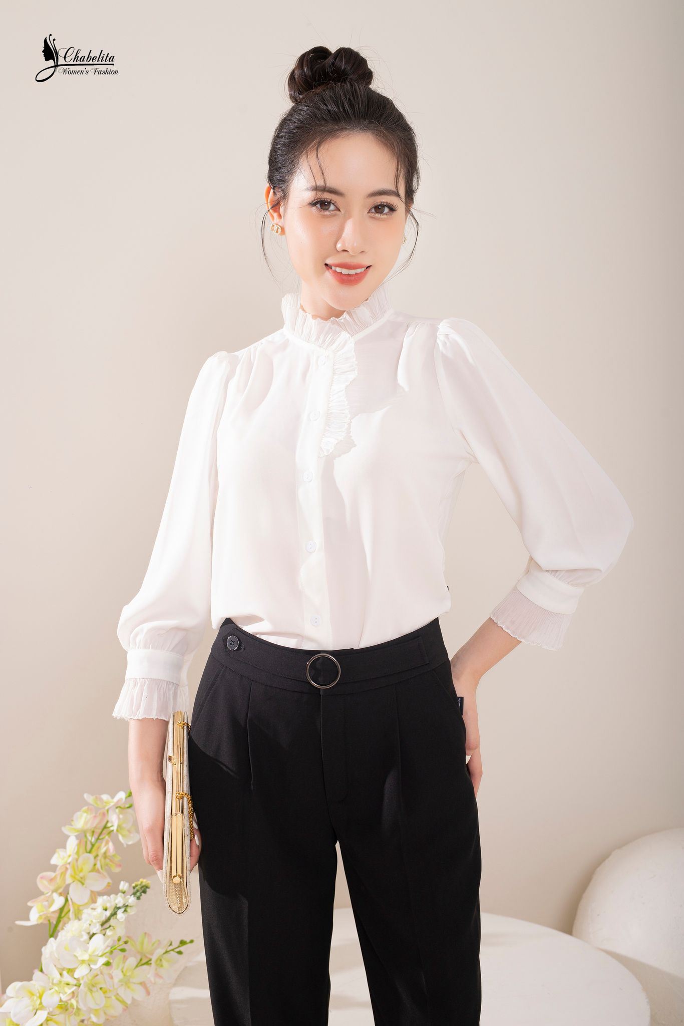 Áo sơ mi phối ren cổ tay màu trắng