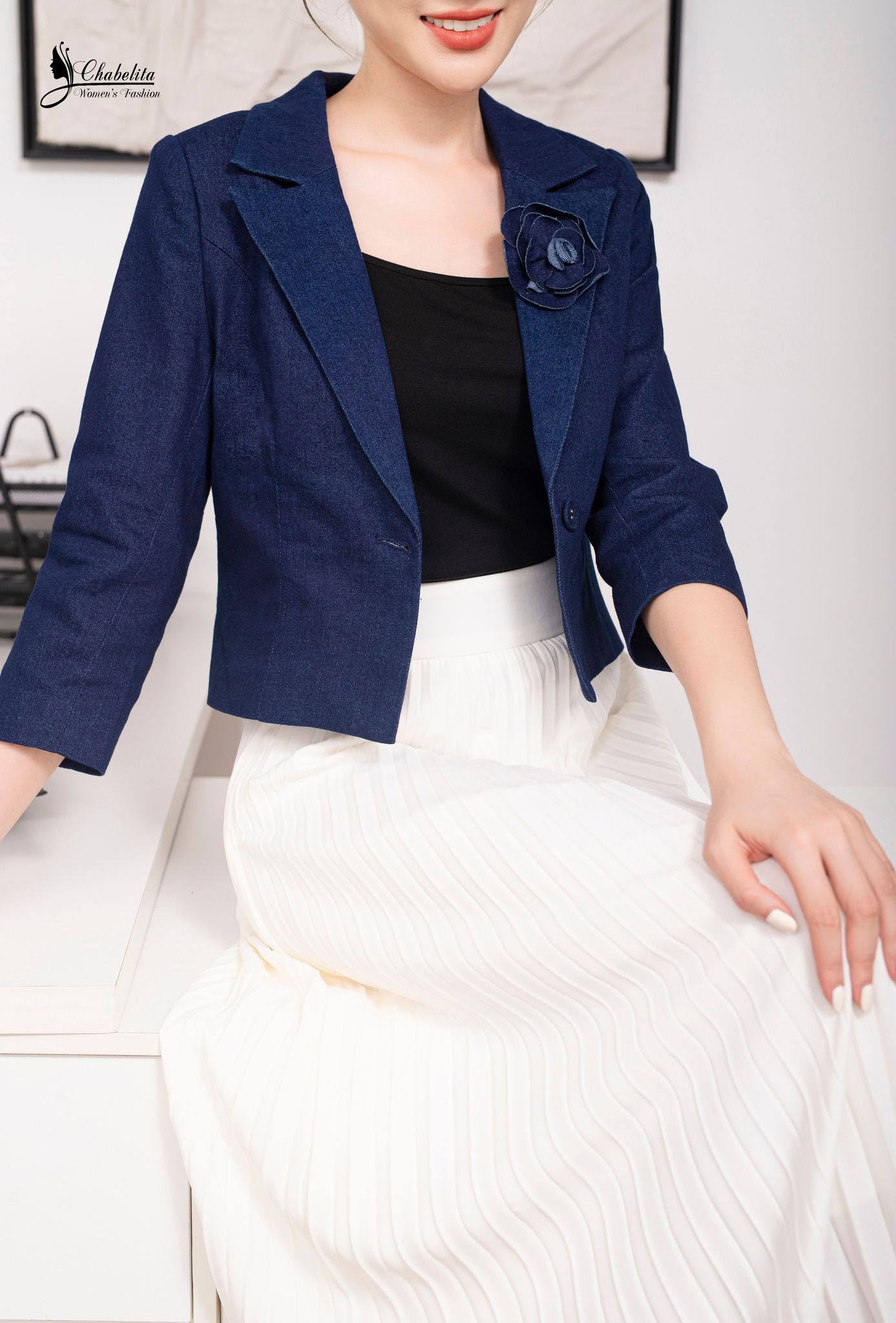 Áo vest jean đính hoa ngực màu xanh đậm