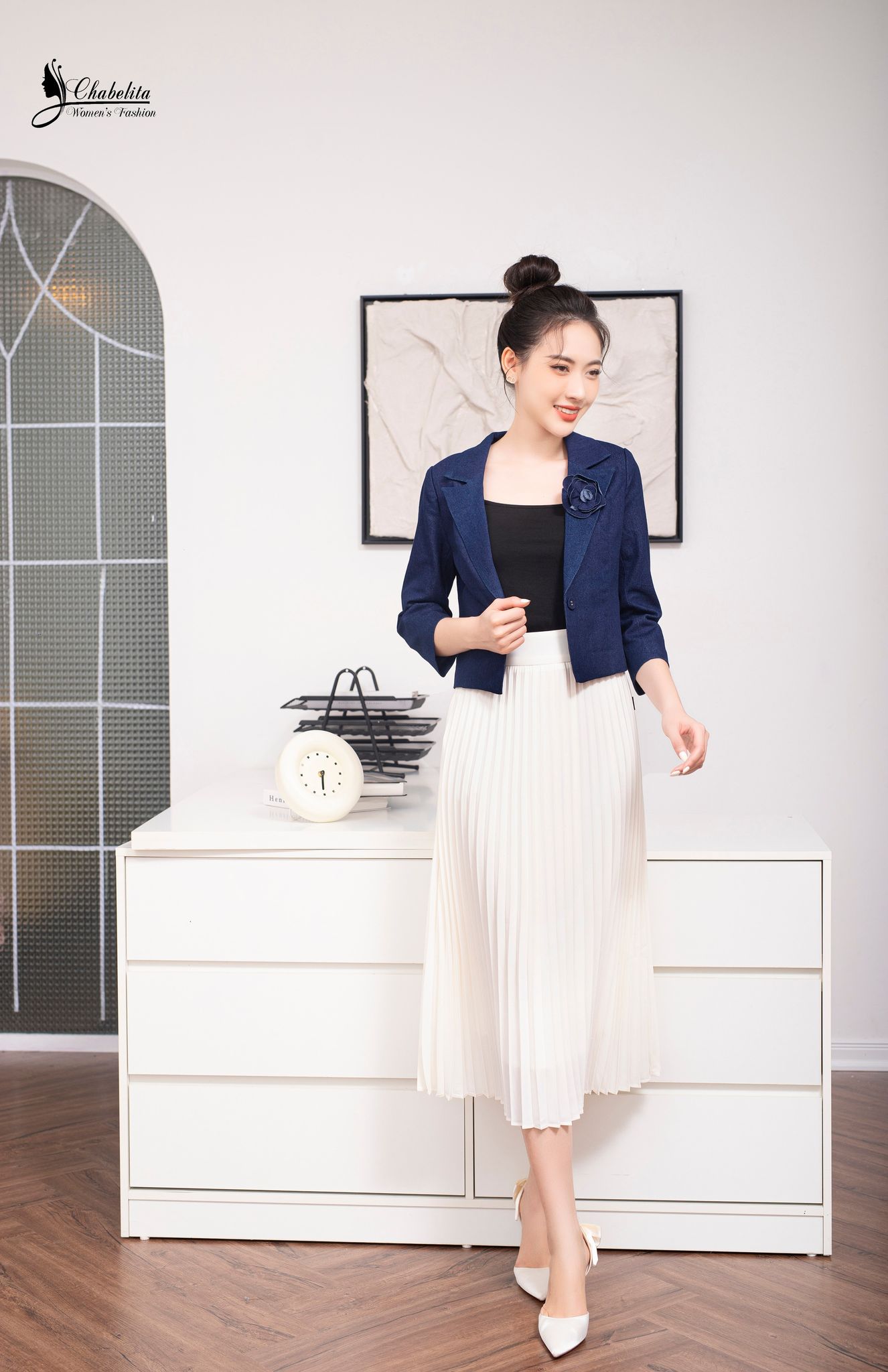 Áo vest jean đính hoa ngực màu xanh đậm