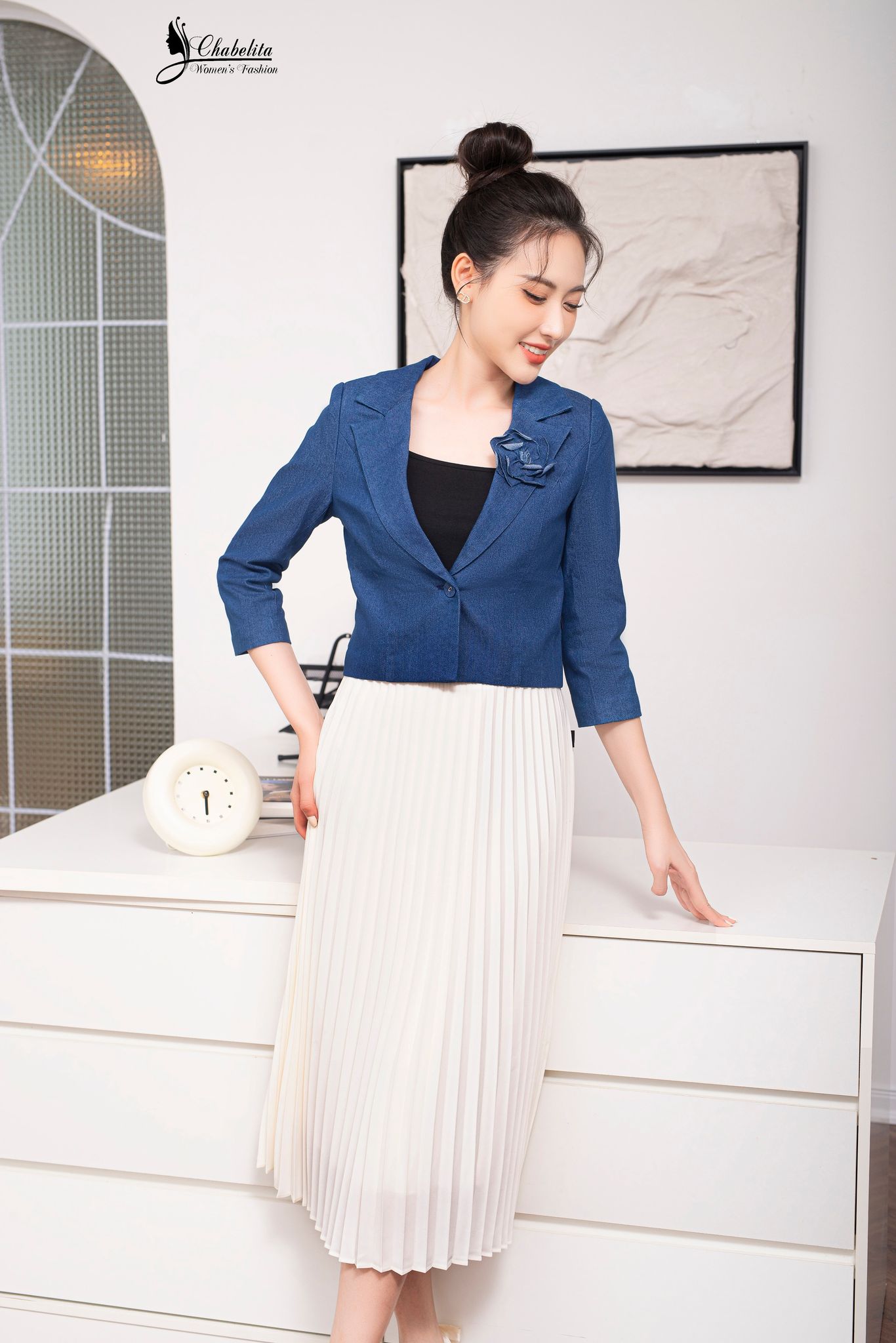 Áo vest jean đính hoa ngực màu xanh nhạt