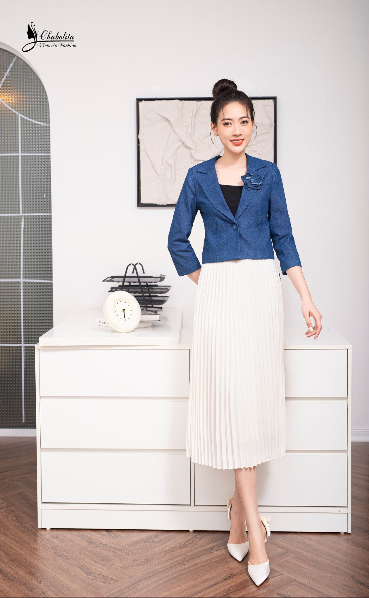 Áo vest jean đính hoa ngực màu xanh nhạt