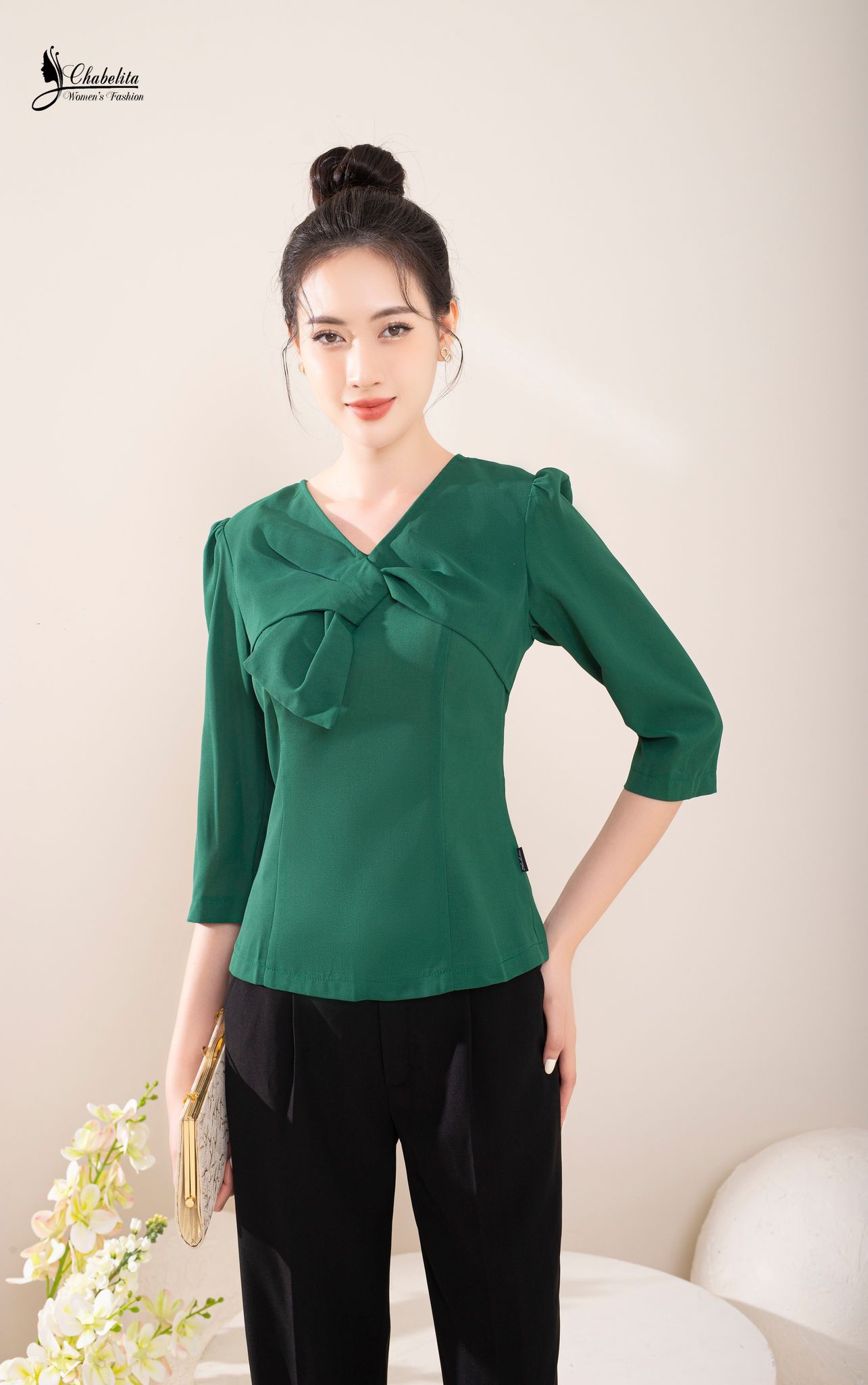 Áo cổ tim cách điệu màu xanh