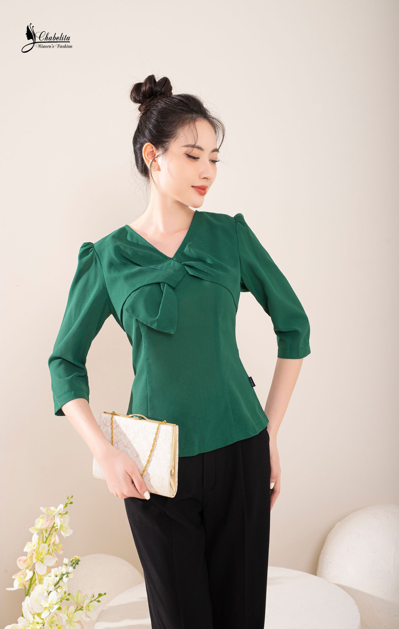 Áo cổ tim cách điệu màu xanh