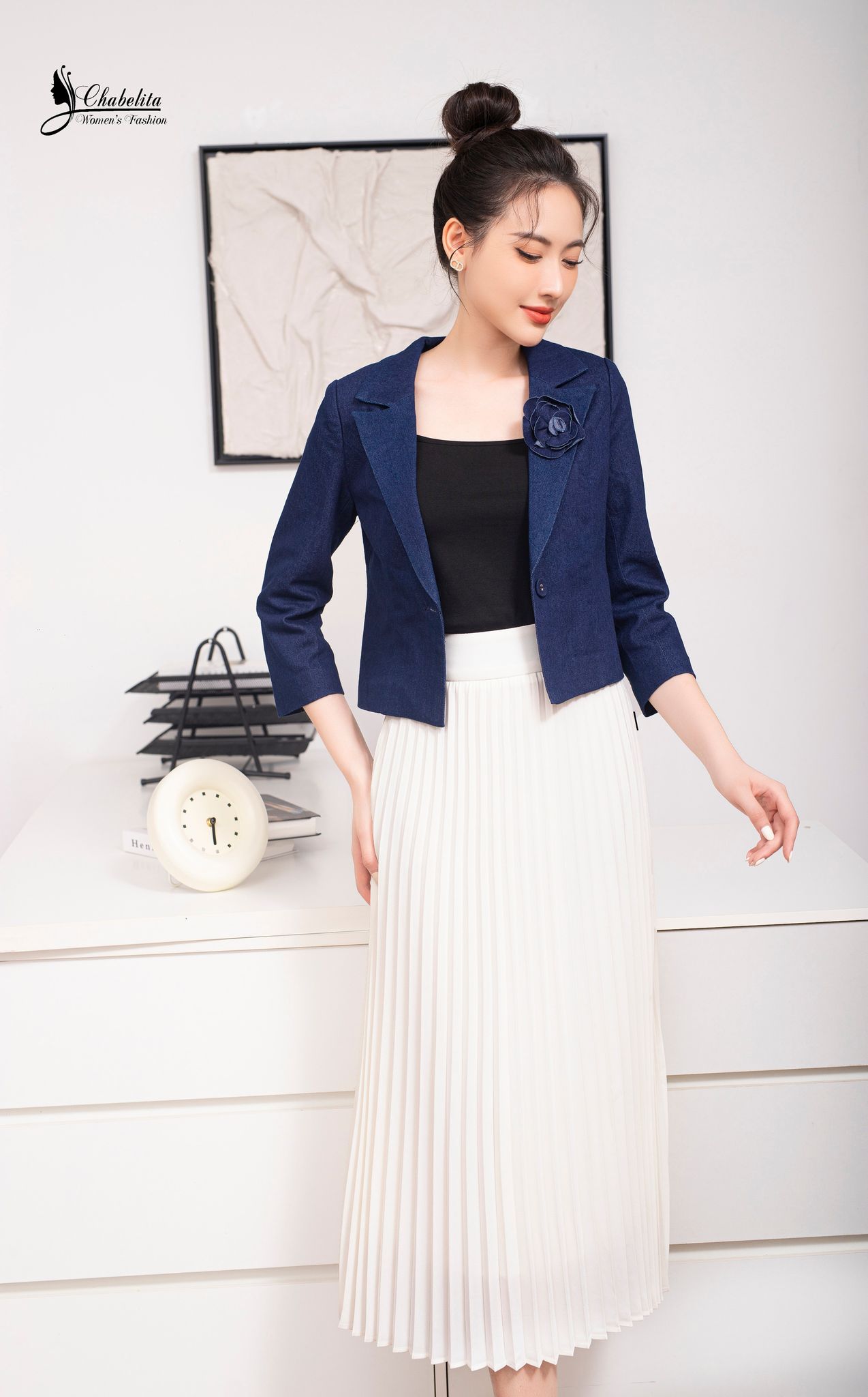 Áo vest jean đính hoa ngực màu xanh đậm