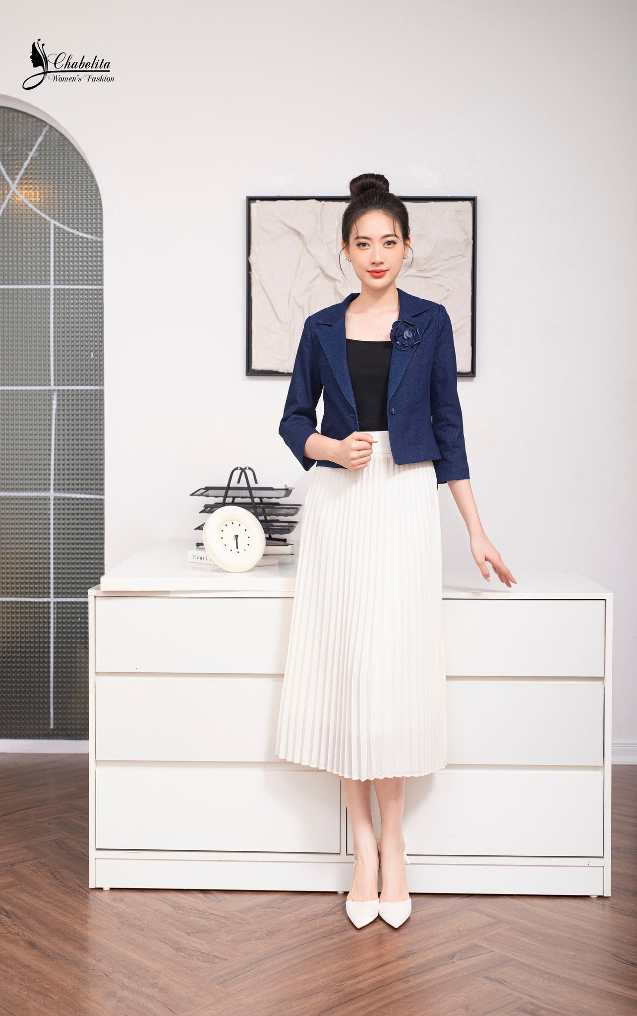 Áo vest jean đính hoa ngực màu xanh đậm