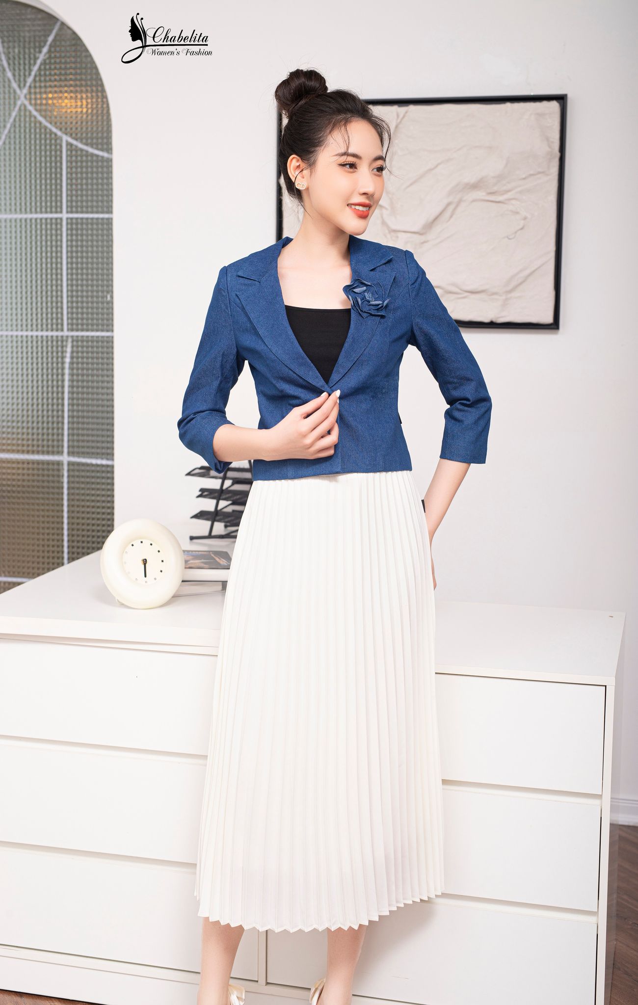 Áo vest jean đính hoa ngực màu xanh nhạt