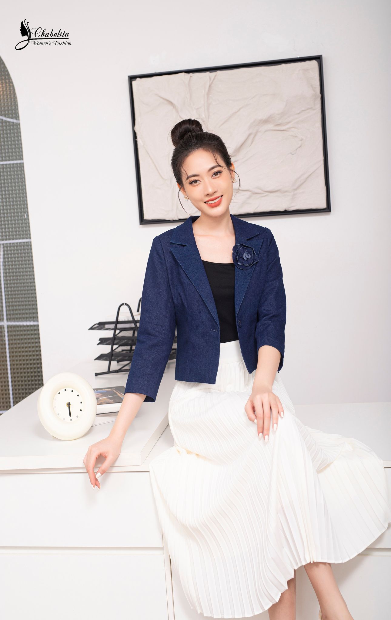 Áo vest jean đính hoa ngực màu xanh đậm