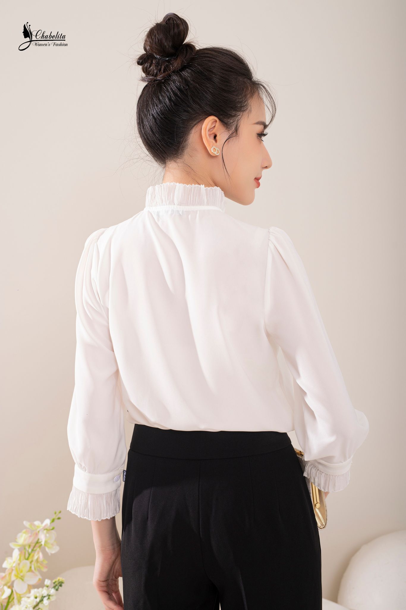 Áo sơ mi phối ren cổ tay màu trắng