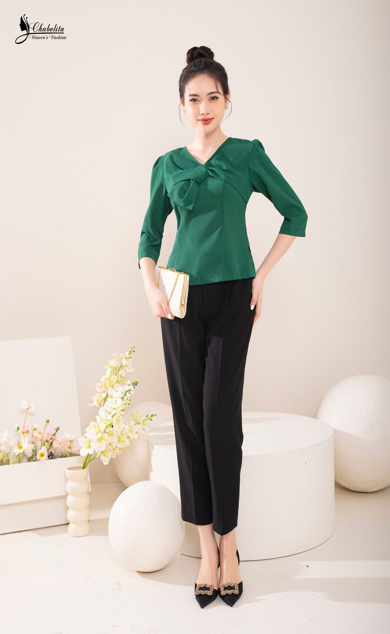 Áo cổ tim cách điệu màu xanh