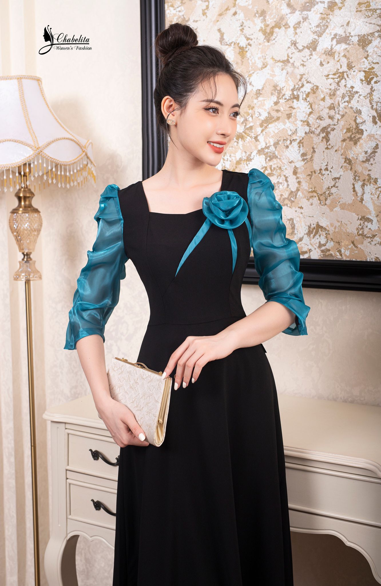 Đầm phối tay hoa ngực màu xanh