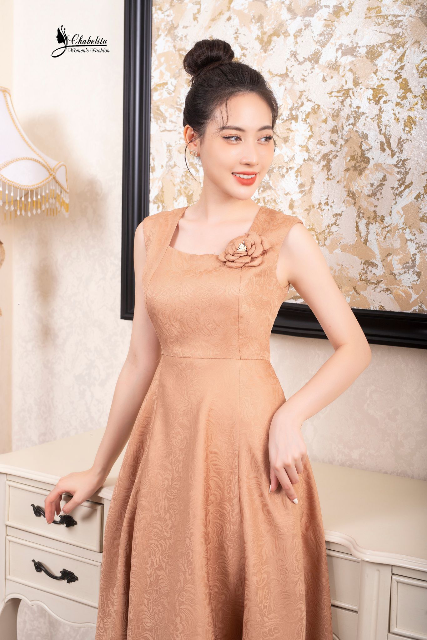 Đầm sát nách cổ vuông màu nâu