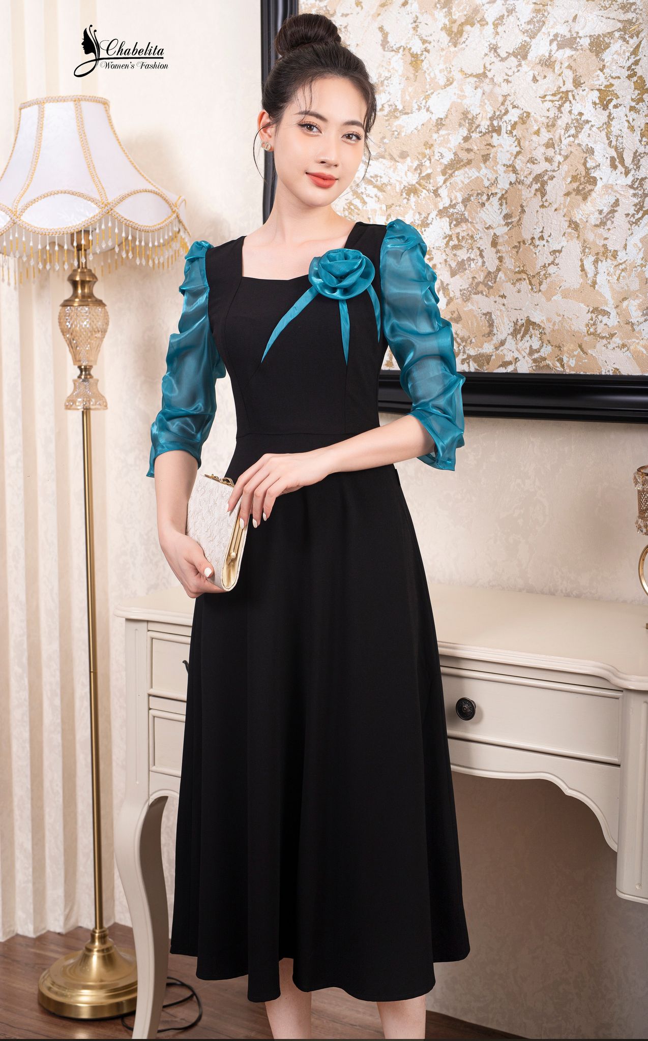 Đầm phối tay hoa ngực màu xanh