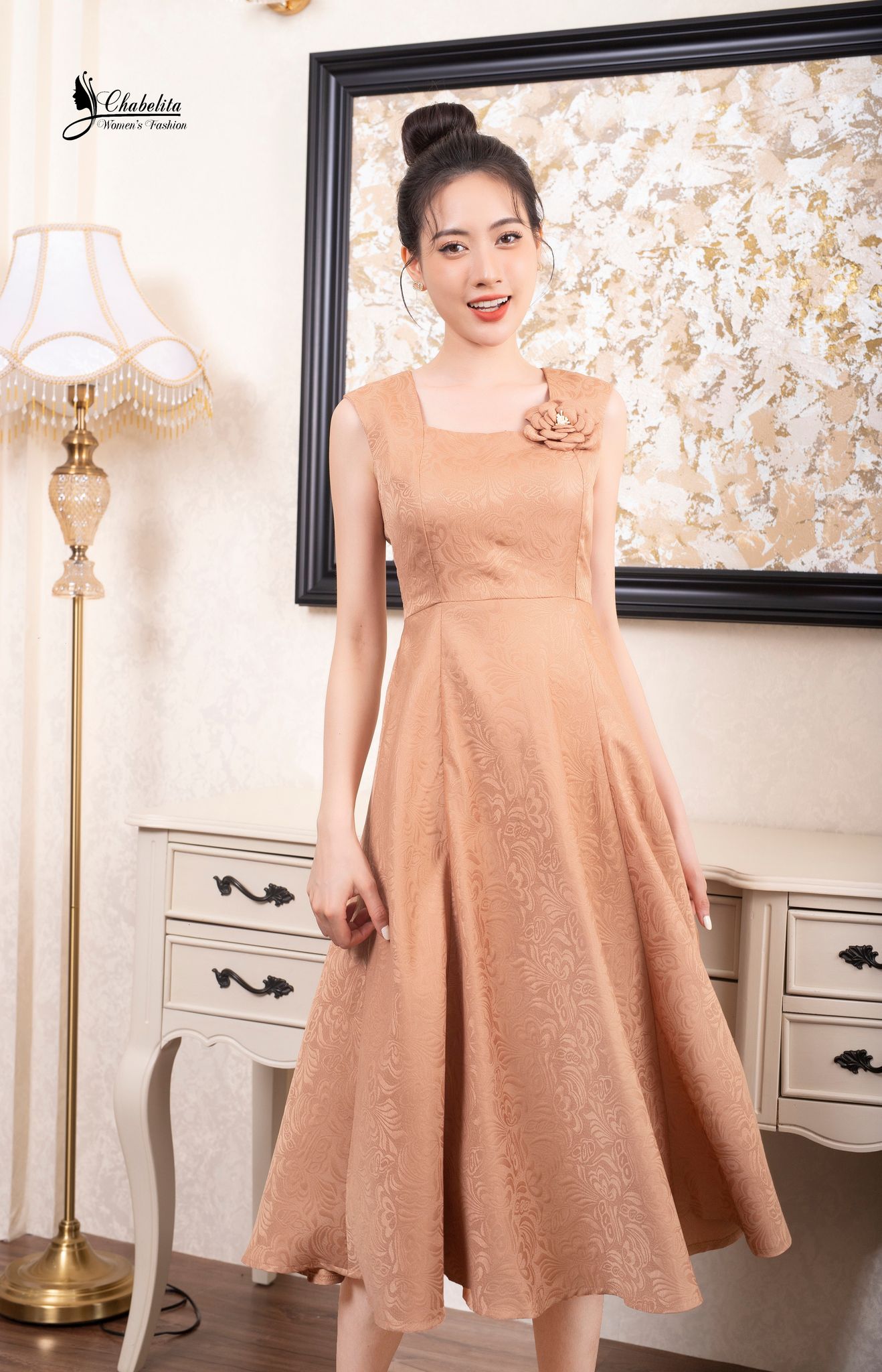 Đầm sát nách cổ vuông màu nâu