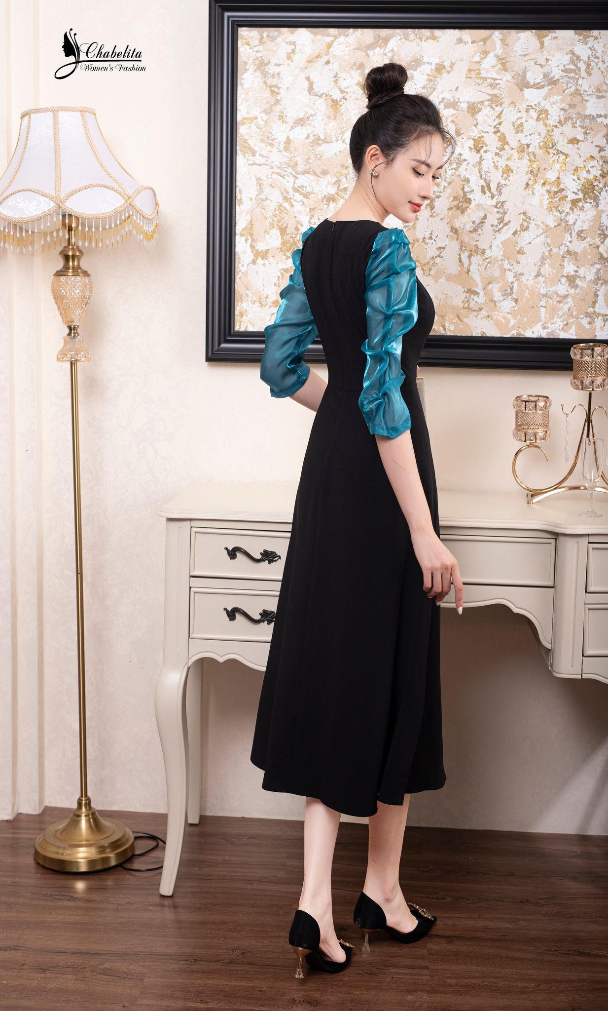 Đầm phối tay hoa ngực màu xanh