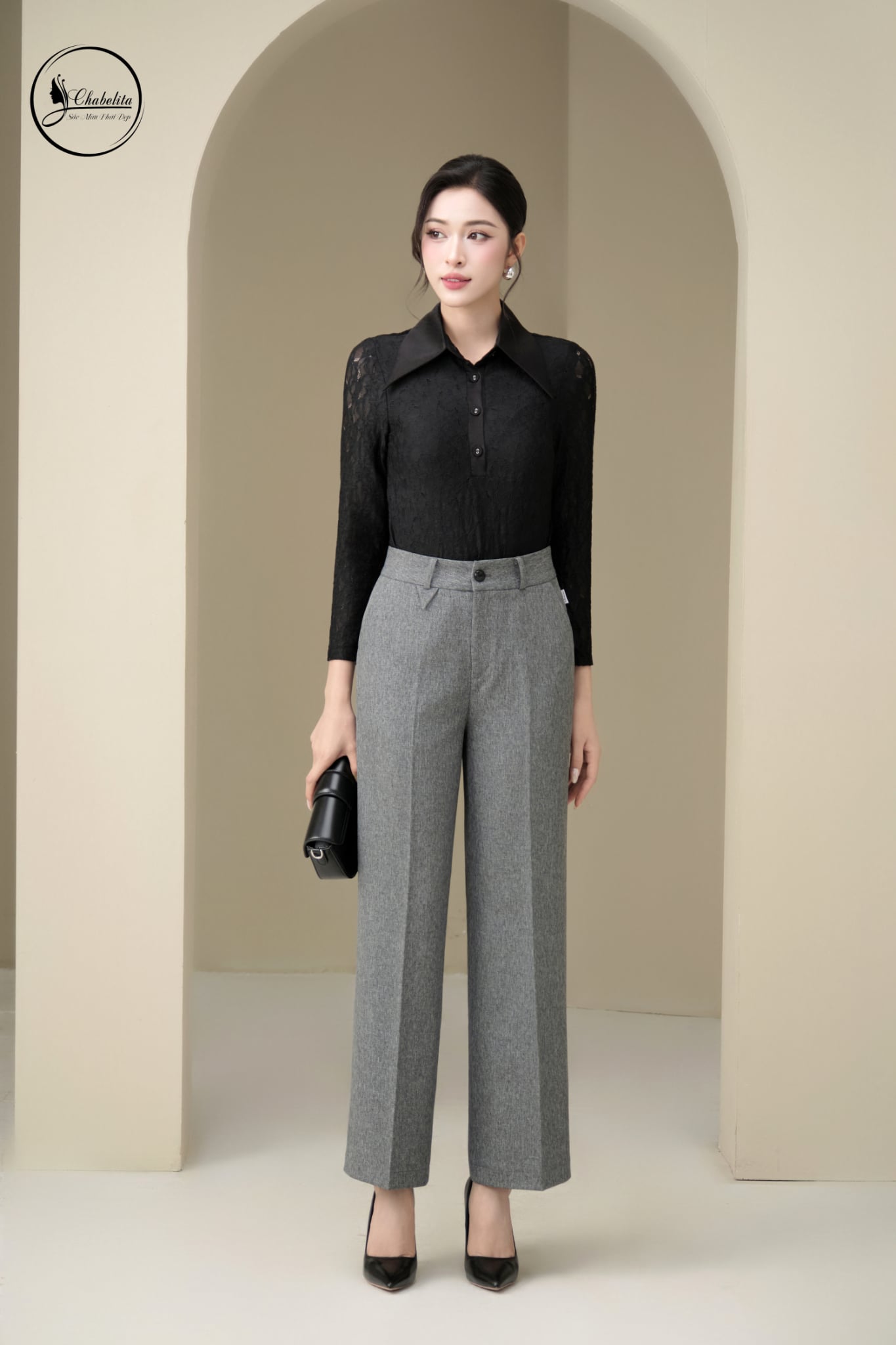 Áo ren dài tay phối cổ nhọn màu đen