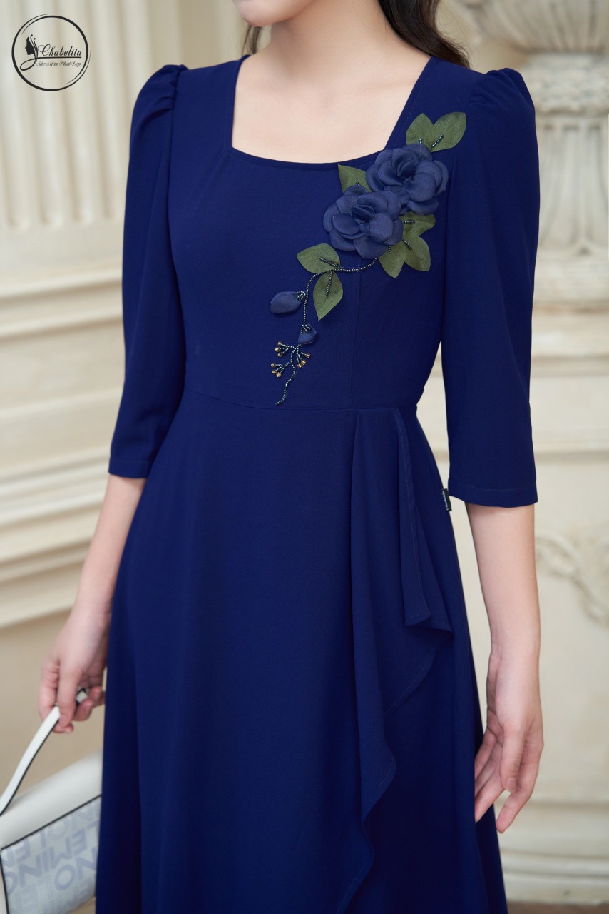 váy thuê hoa ngực màu xanh đậm