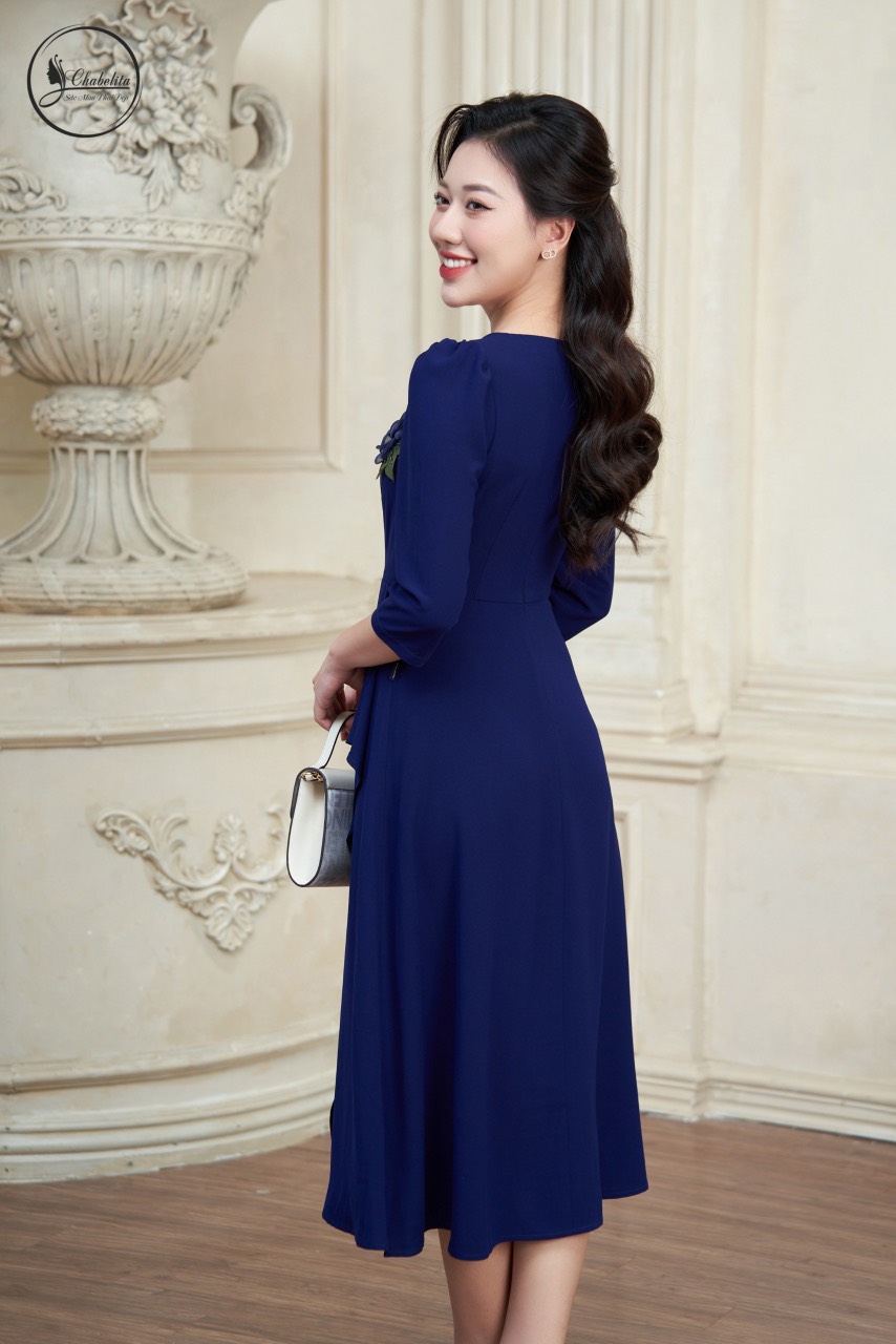 váy thuê hoa ngực màu xanh đậm