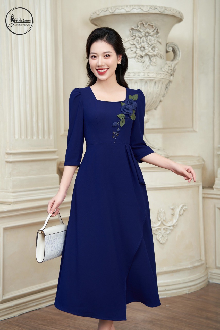 váy thuê hoa ngực màu xanh đậm