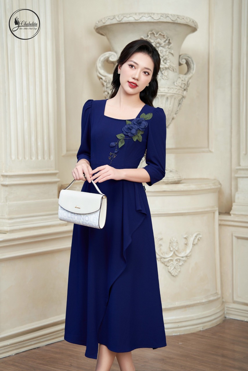 váy thuê hoa ngực màu xanh đậm