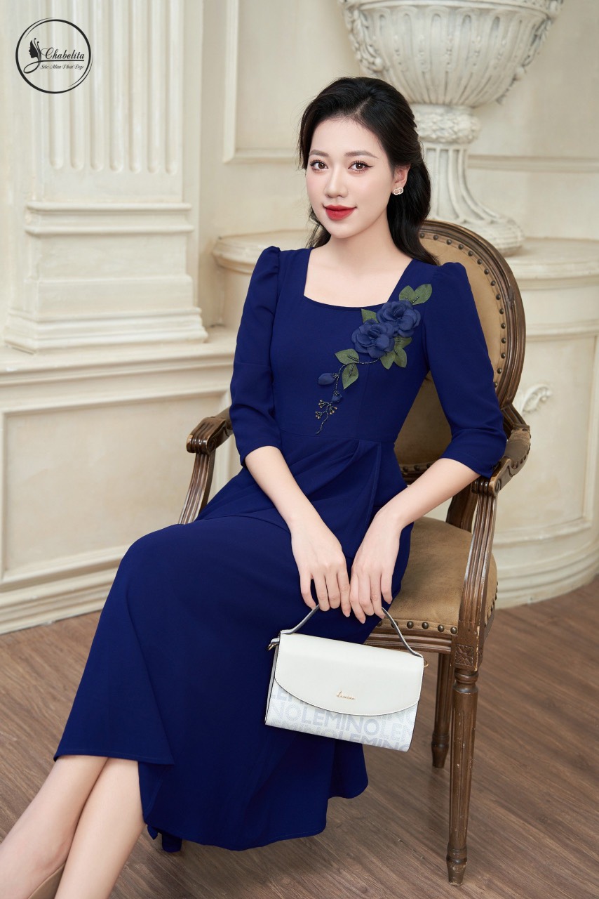 váy thuê hoa ngực màu xanh đậm