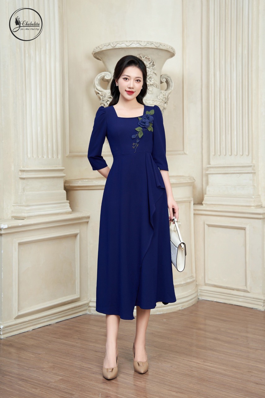 váy thuê hoa ngực màu xanh đậm