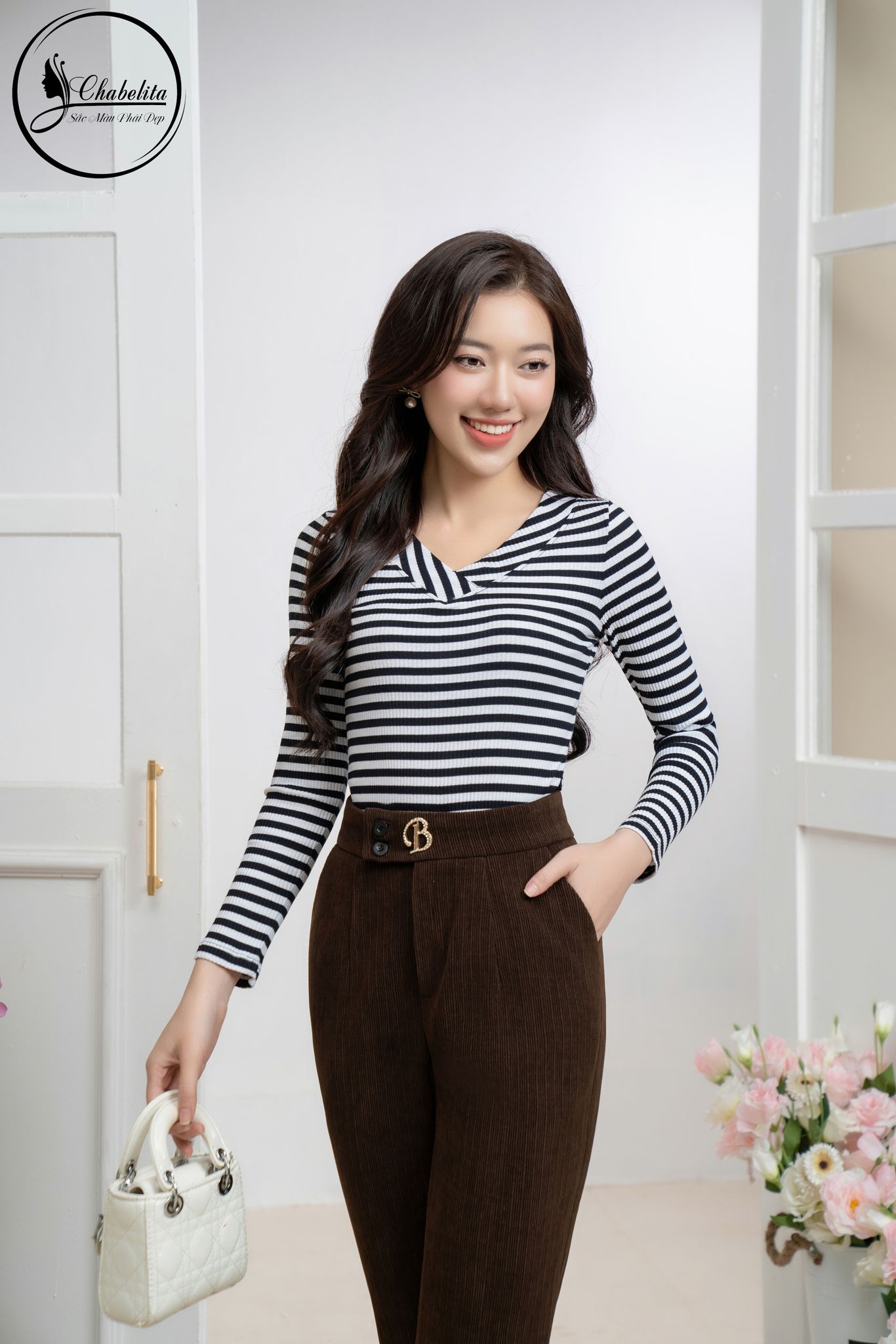 Áo phông cổ tim dài tay kẻ đen