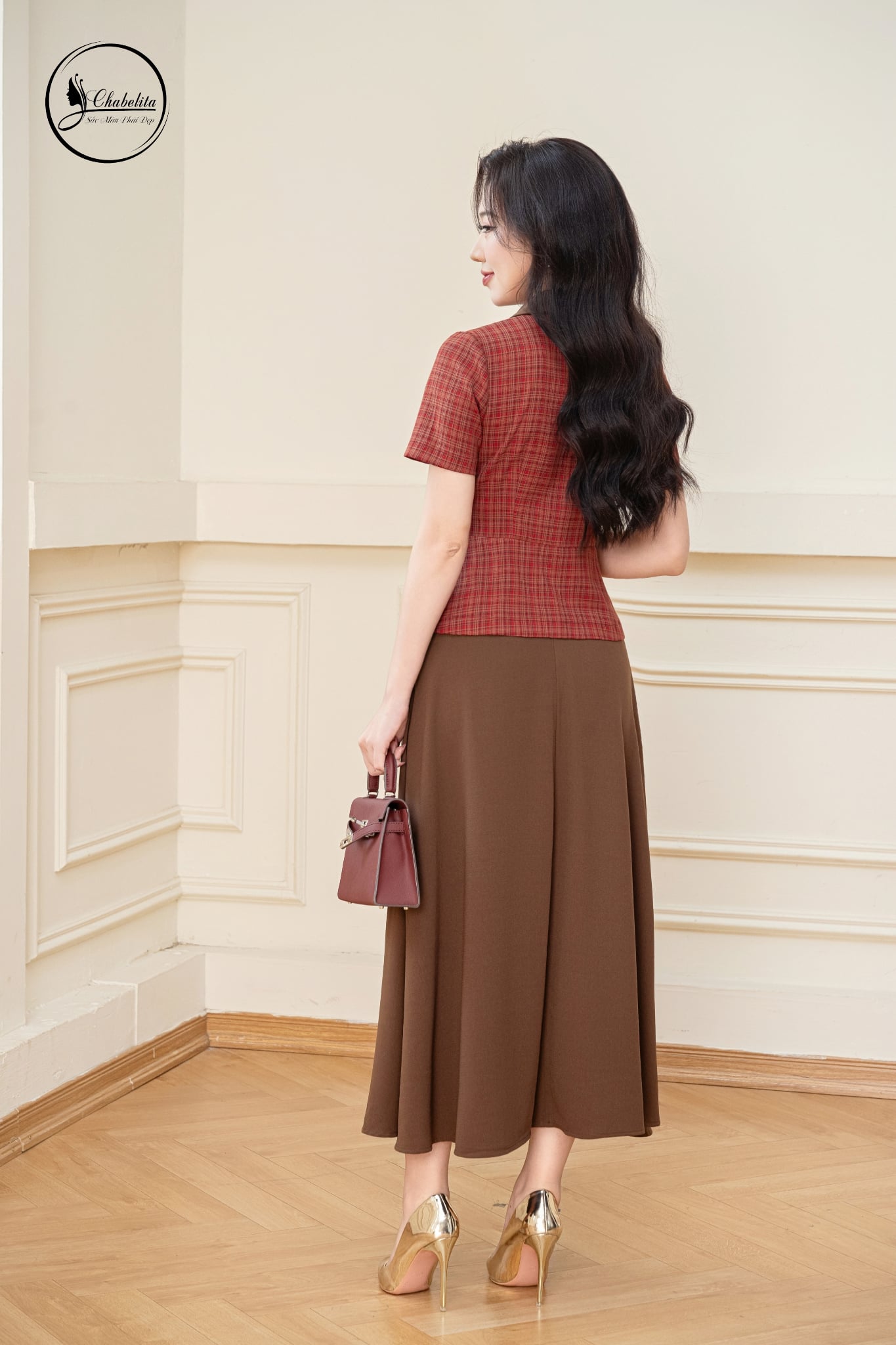 Áo kẻ cổ phối màu đỏ