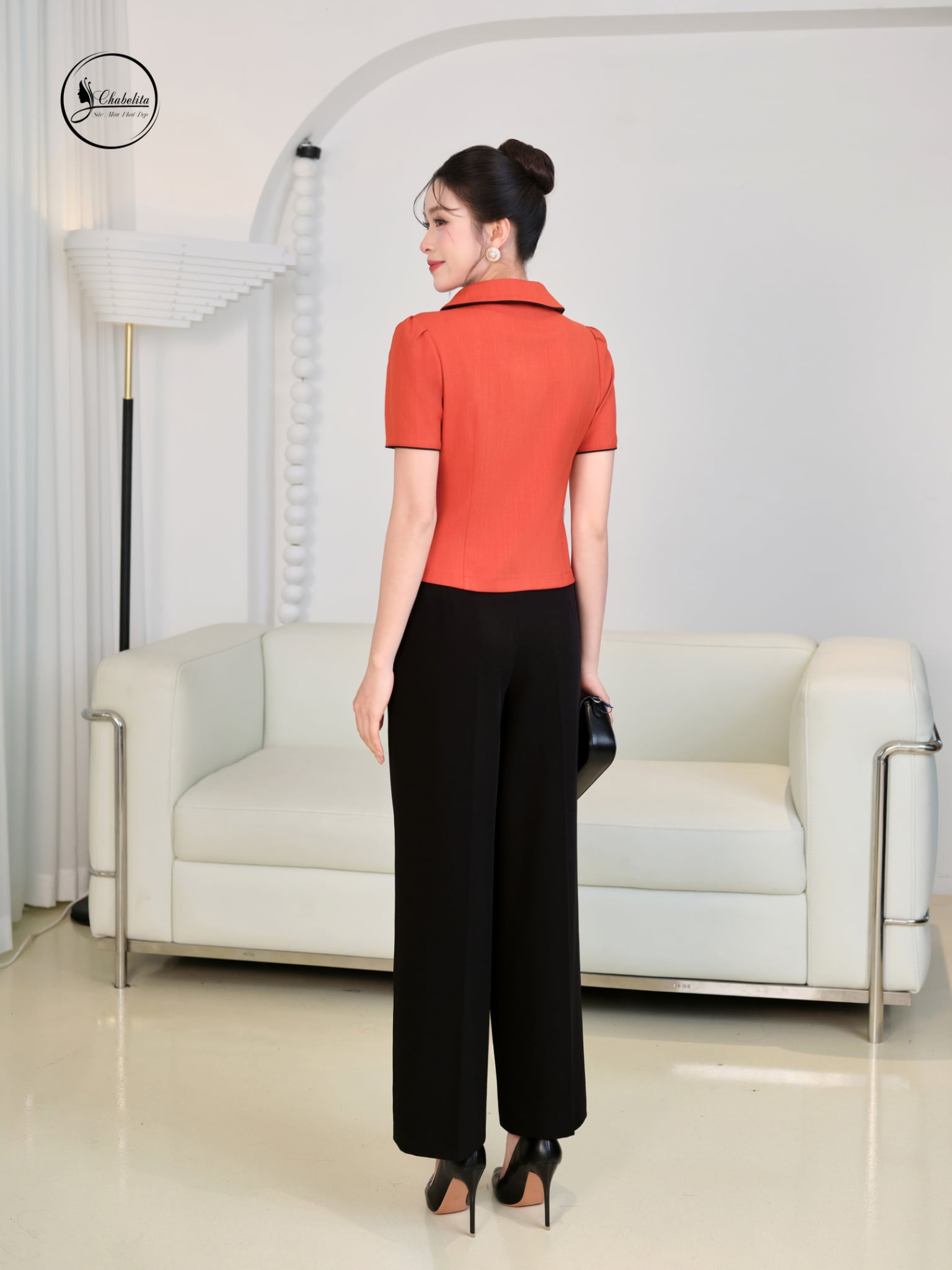 Áo sơ mi cổ sen đính hoa màu cam