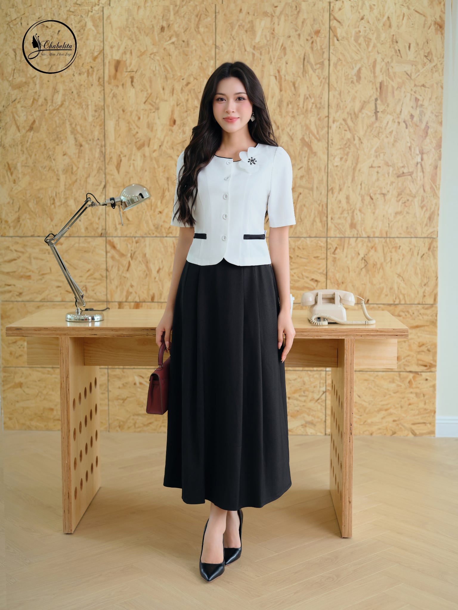 Áo sơ mi tay lỡ cổ tròn đính hoa màu trắng