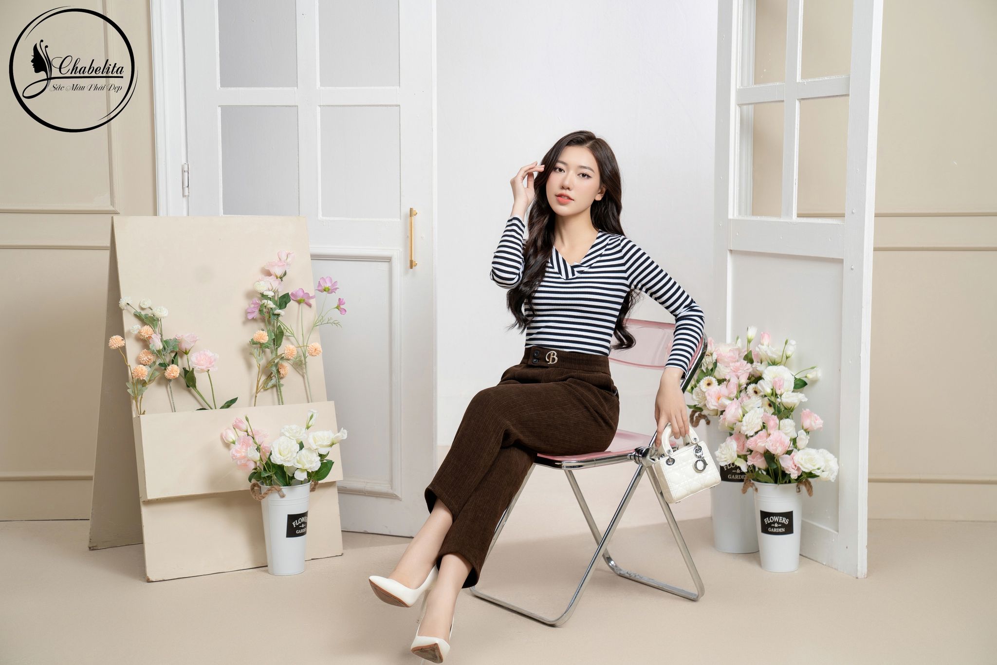 Áo phông cổ tim dài tay kẻ đen