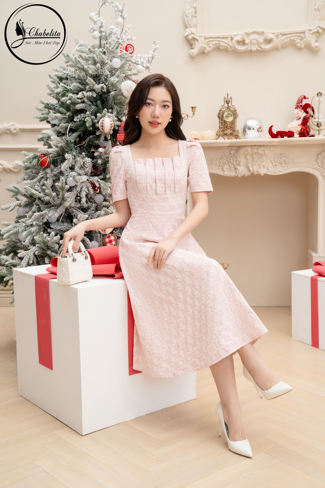 Đầm xốp xếp ly ngực màu hồng