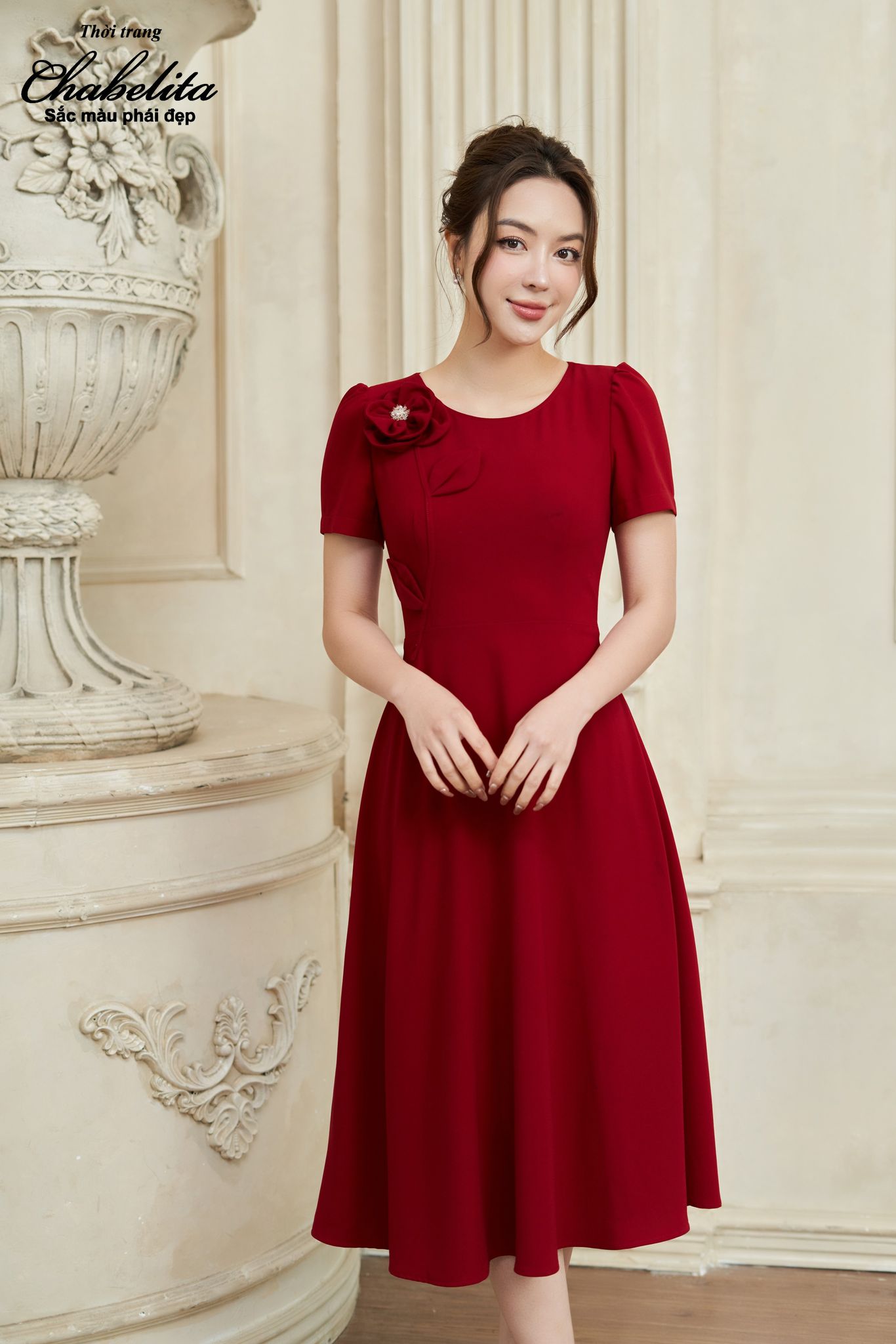 Đầm xòe cổ tròn đính hoa màu đỏ