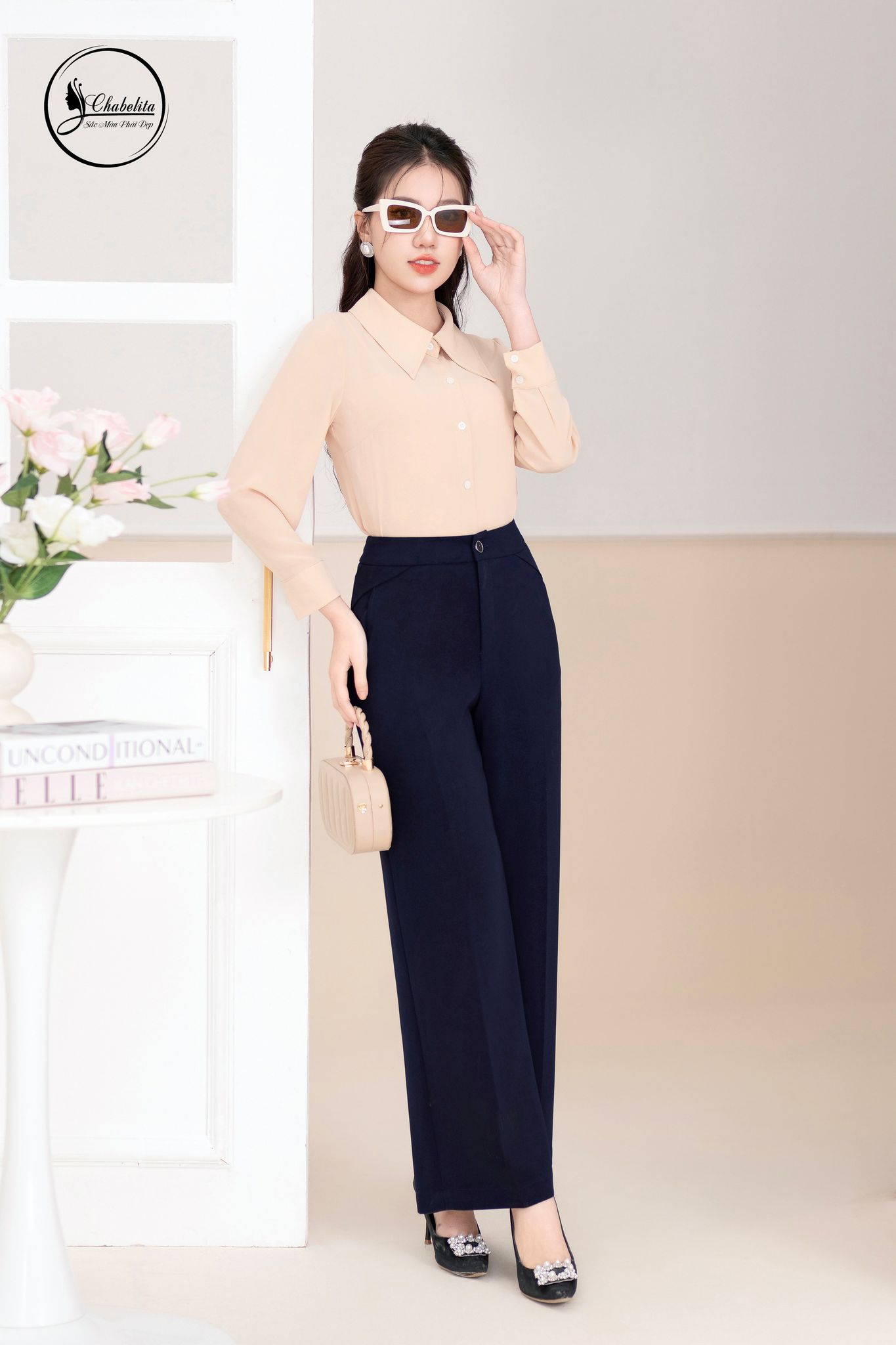 Áo sơ mi cổ nhọn dài tay màu be