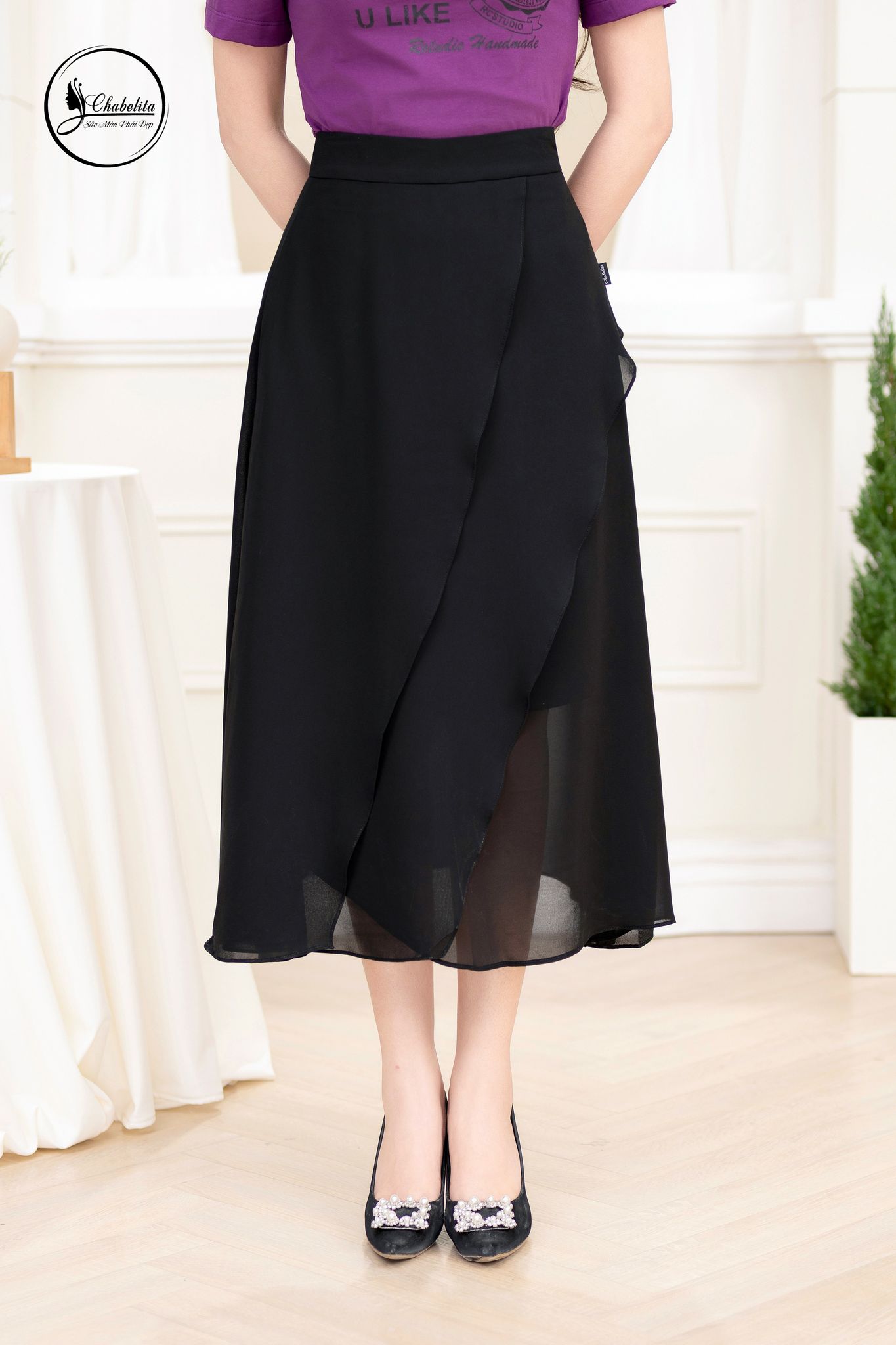 Chân váy xẻ tà trước màu đen