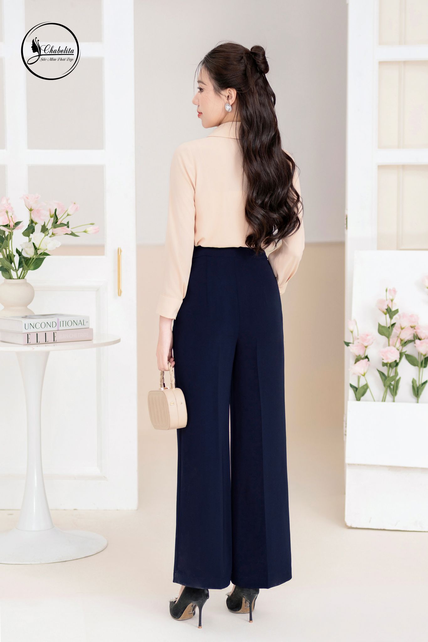 Áo sơ mi cổ nhọn dài tay màu be