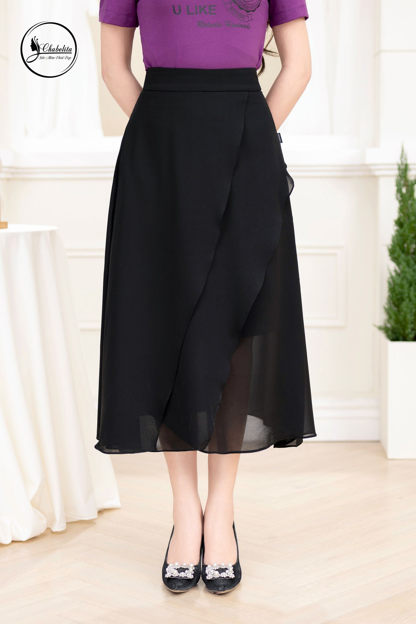 Chân váy xẻ tà trước màu đen