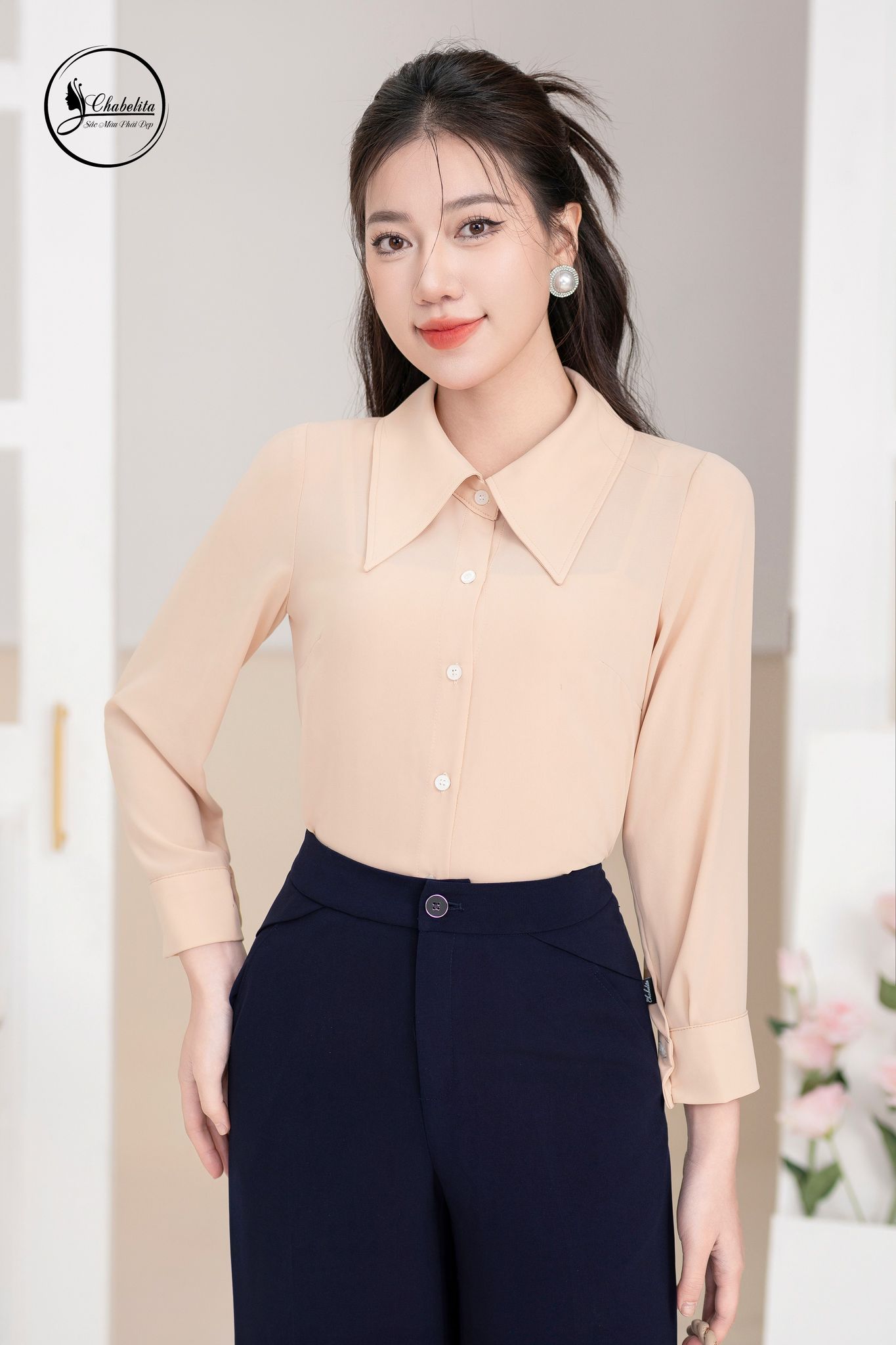 Áo sơ mi cổ nhọn dài tay màu be