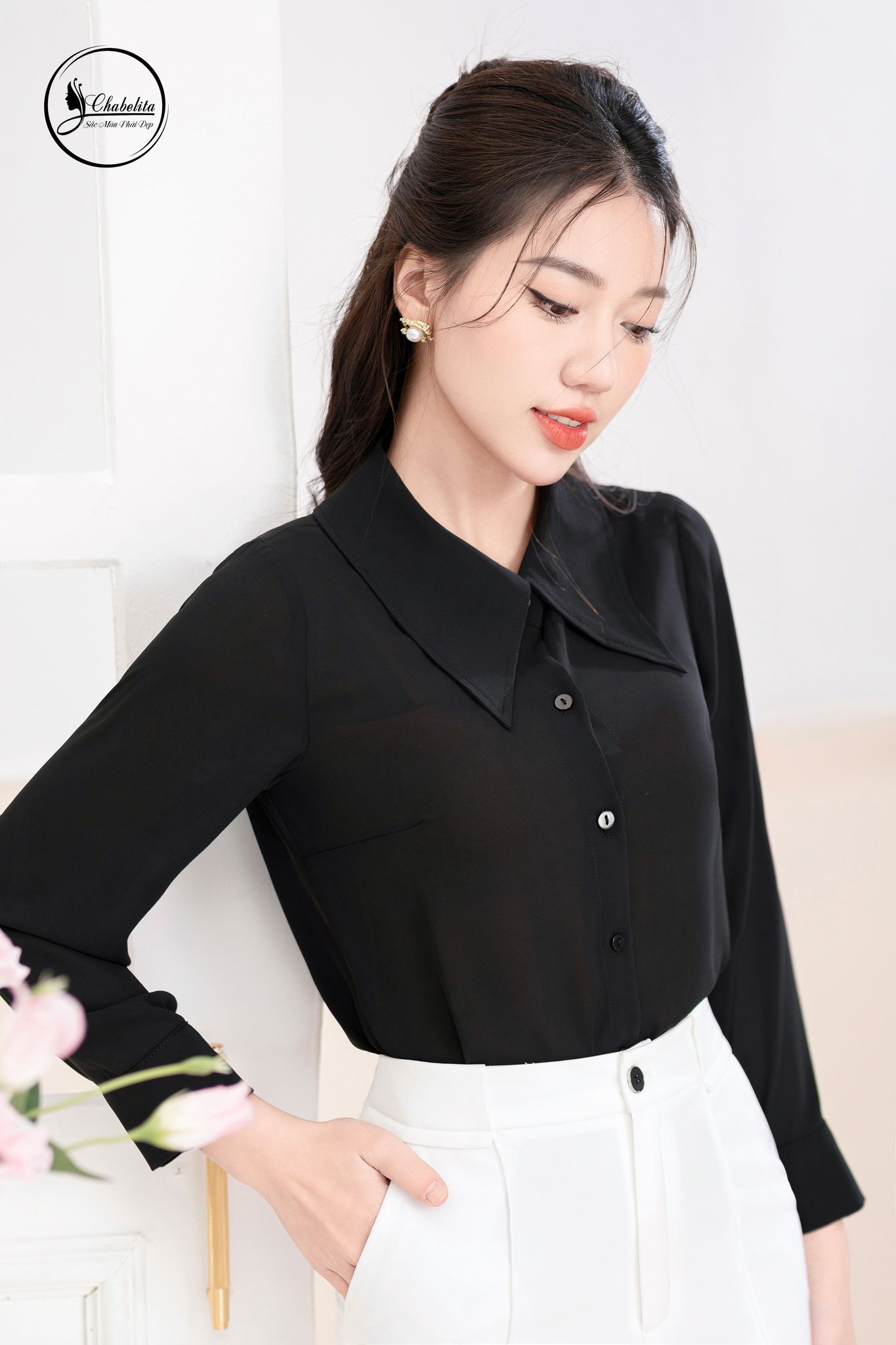 Áo sơ mi cổ nhọn dài tay màu đen