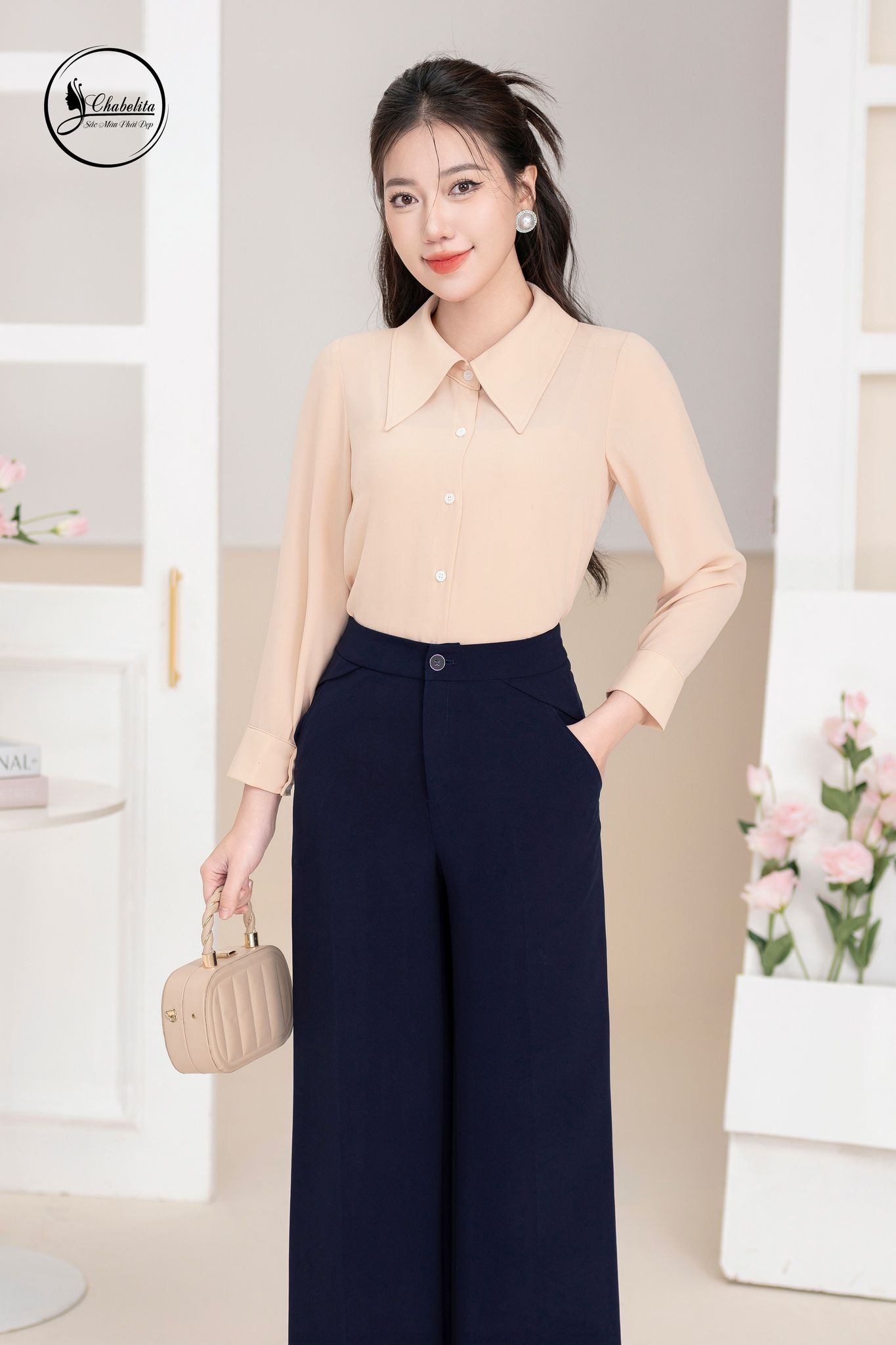 Áo sơ mi cổ nhọn dài tay màu be