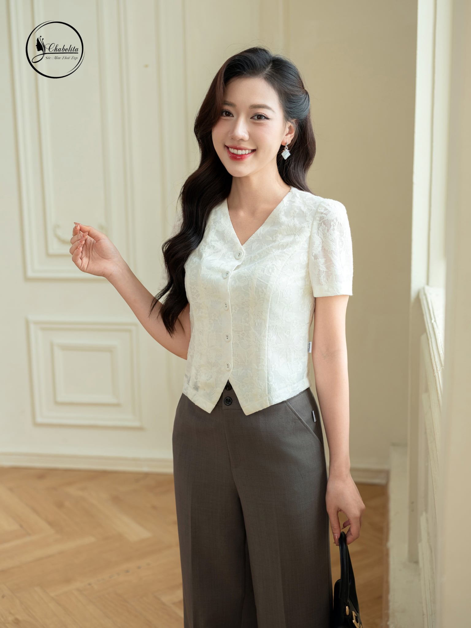 Áo sơ mi cổ tim ren trắng