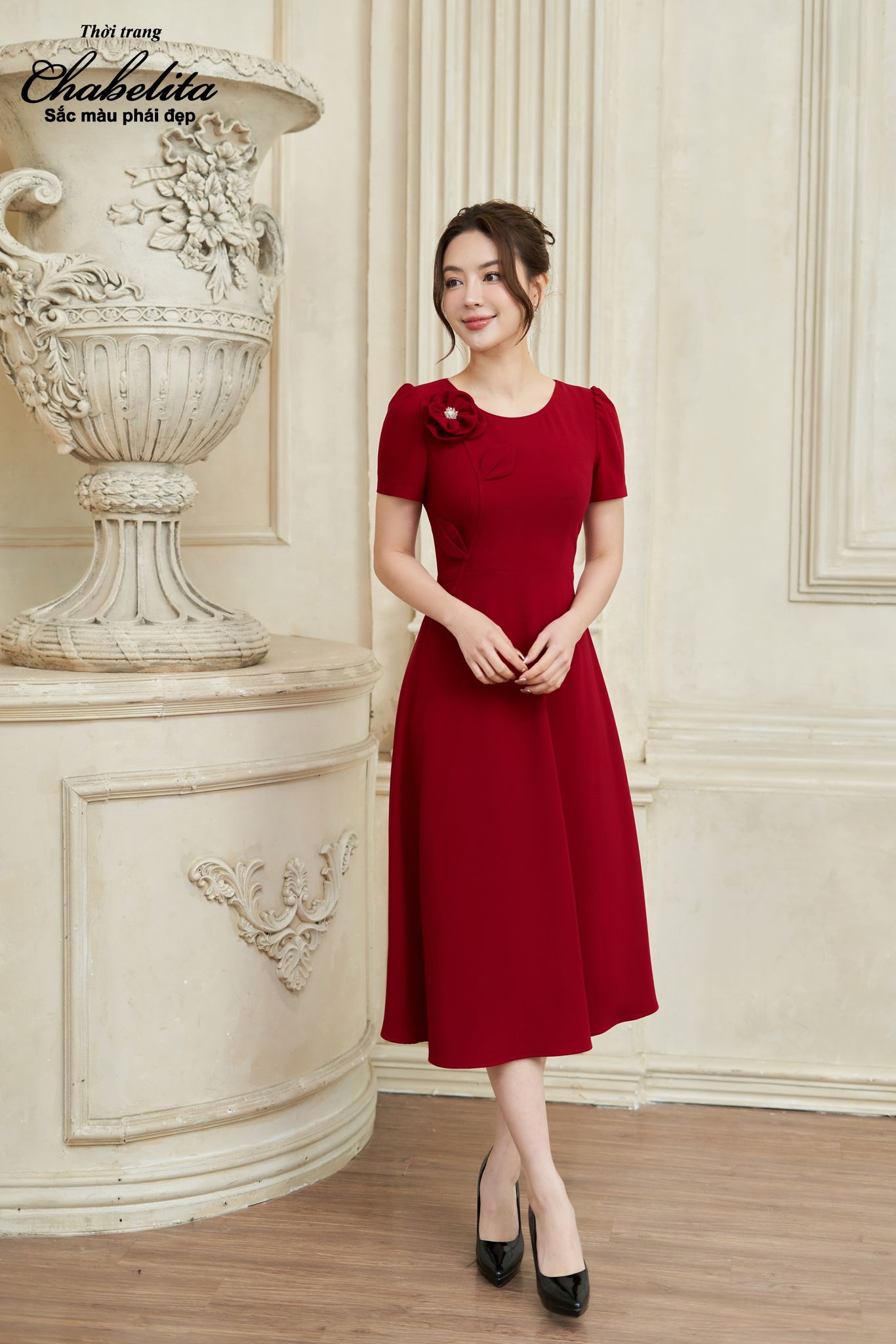 Đầm xòe cổ tròn đính hoa màu đỏ