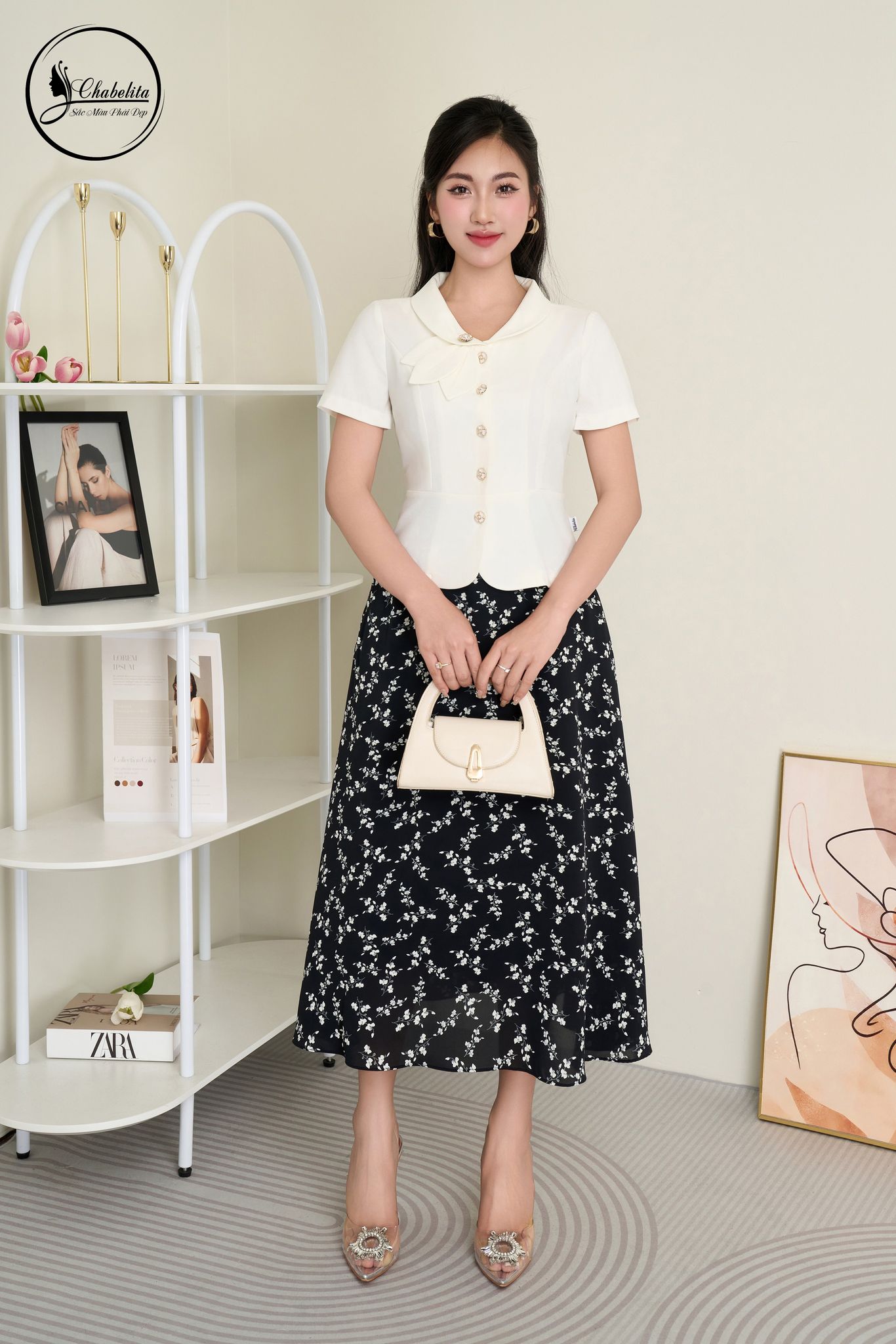 Áo sơ mi trang trí họa tiết lá ở cổ màu trắng