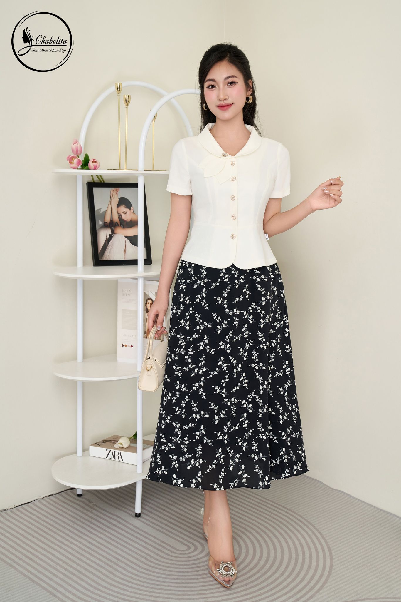 Áo sơ mi trang trí họa tiết lá ở cổ màu trắng