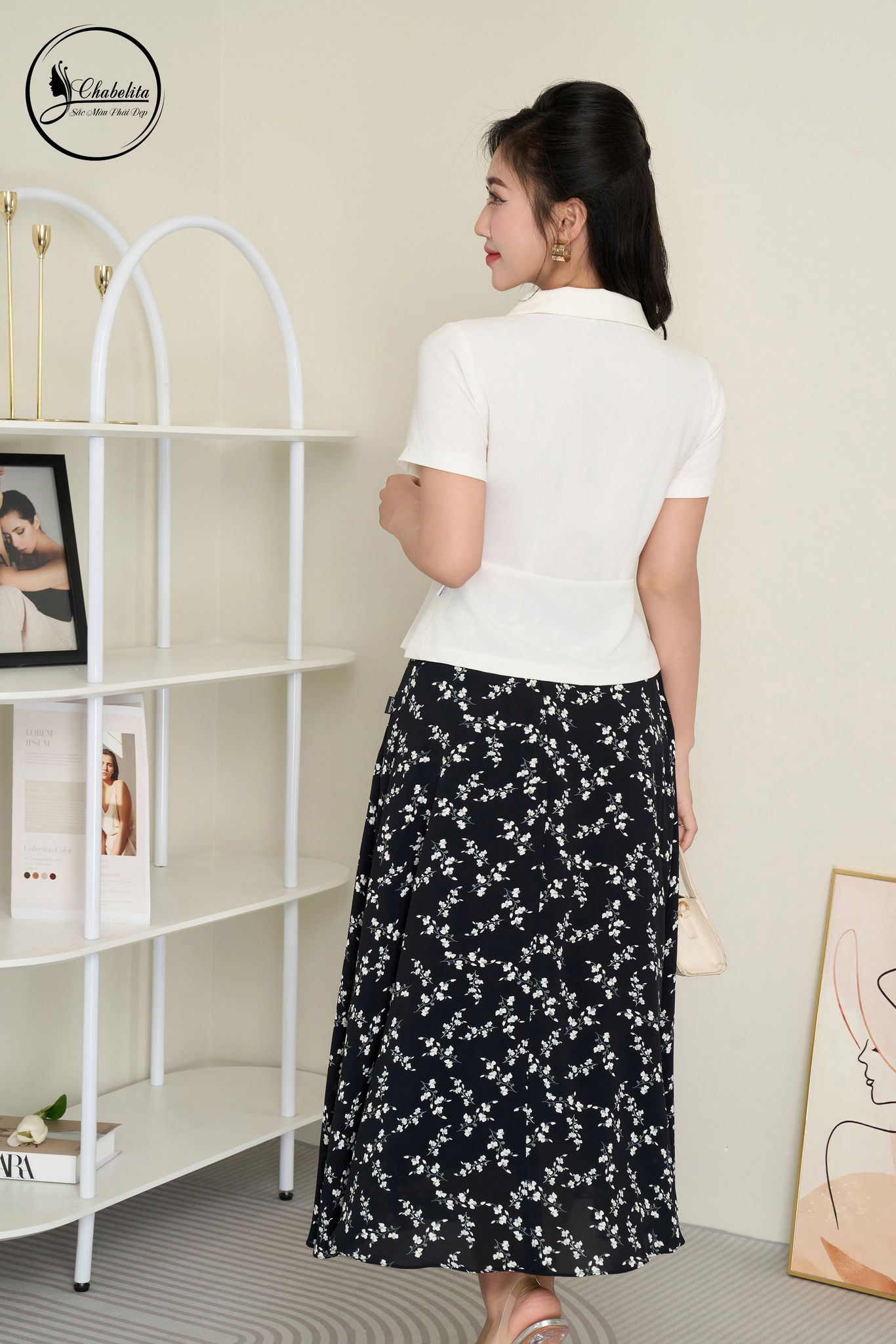 Áo sơ mi trang trí họa tiết lá ở cổ màu trắng